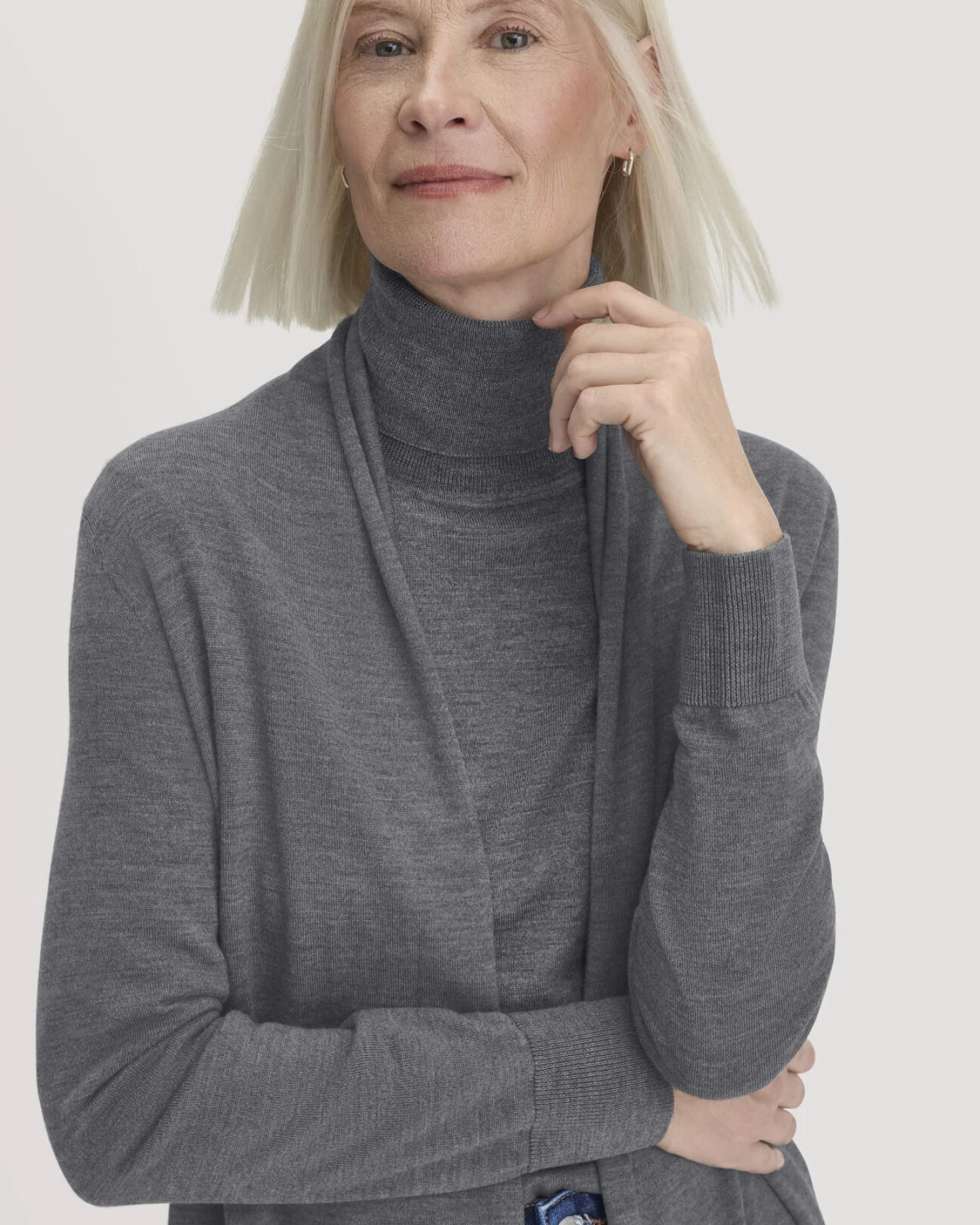 hessnatur Damen Strickjacke Regular aus Bio-Merinowolle - grau - Größe XXL – Ansicht 3