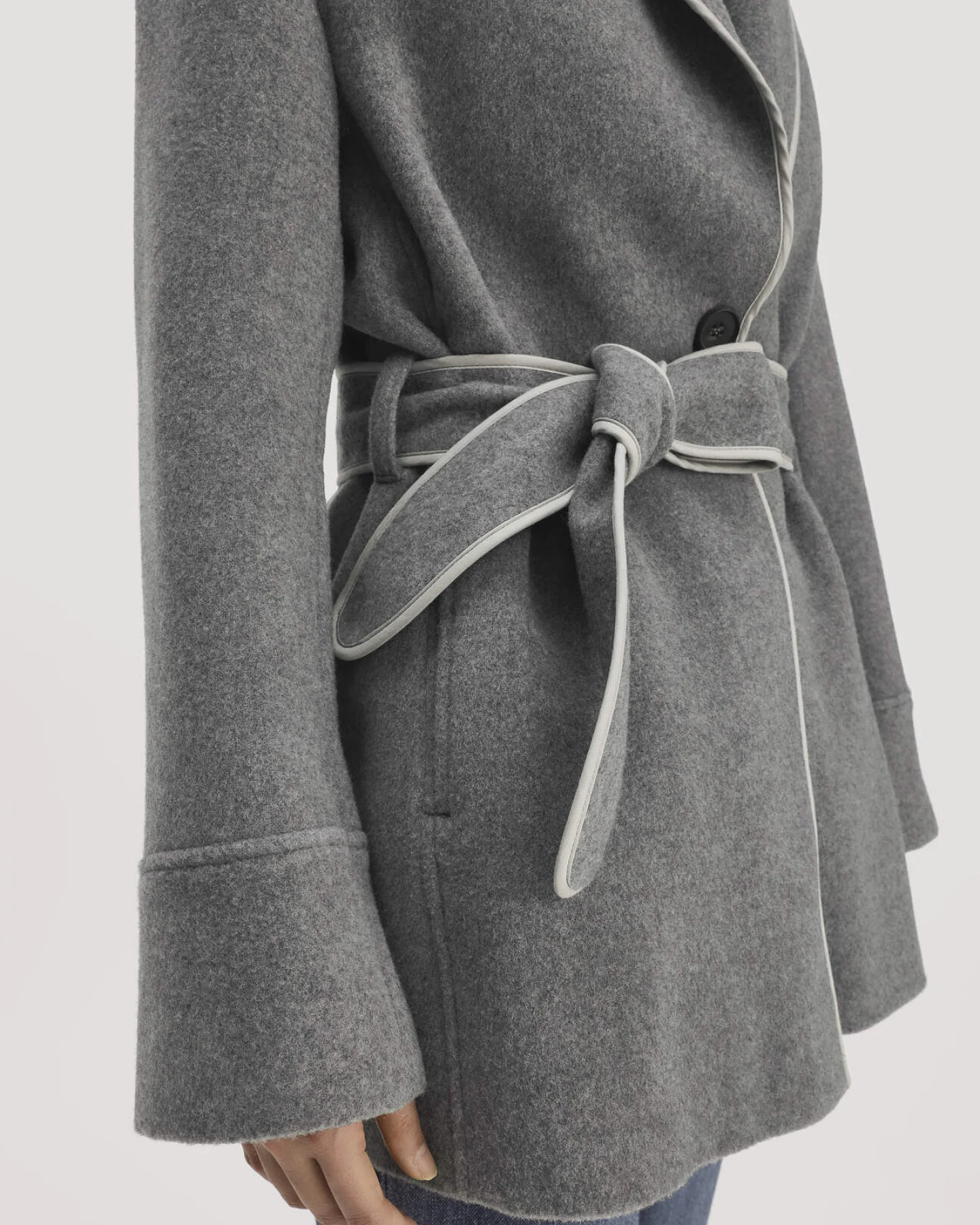 hessnatur Damen Wolljacke Relaxed aus 100% recycelter Wolle - grau - Größe 44 – Ansicht 4