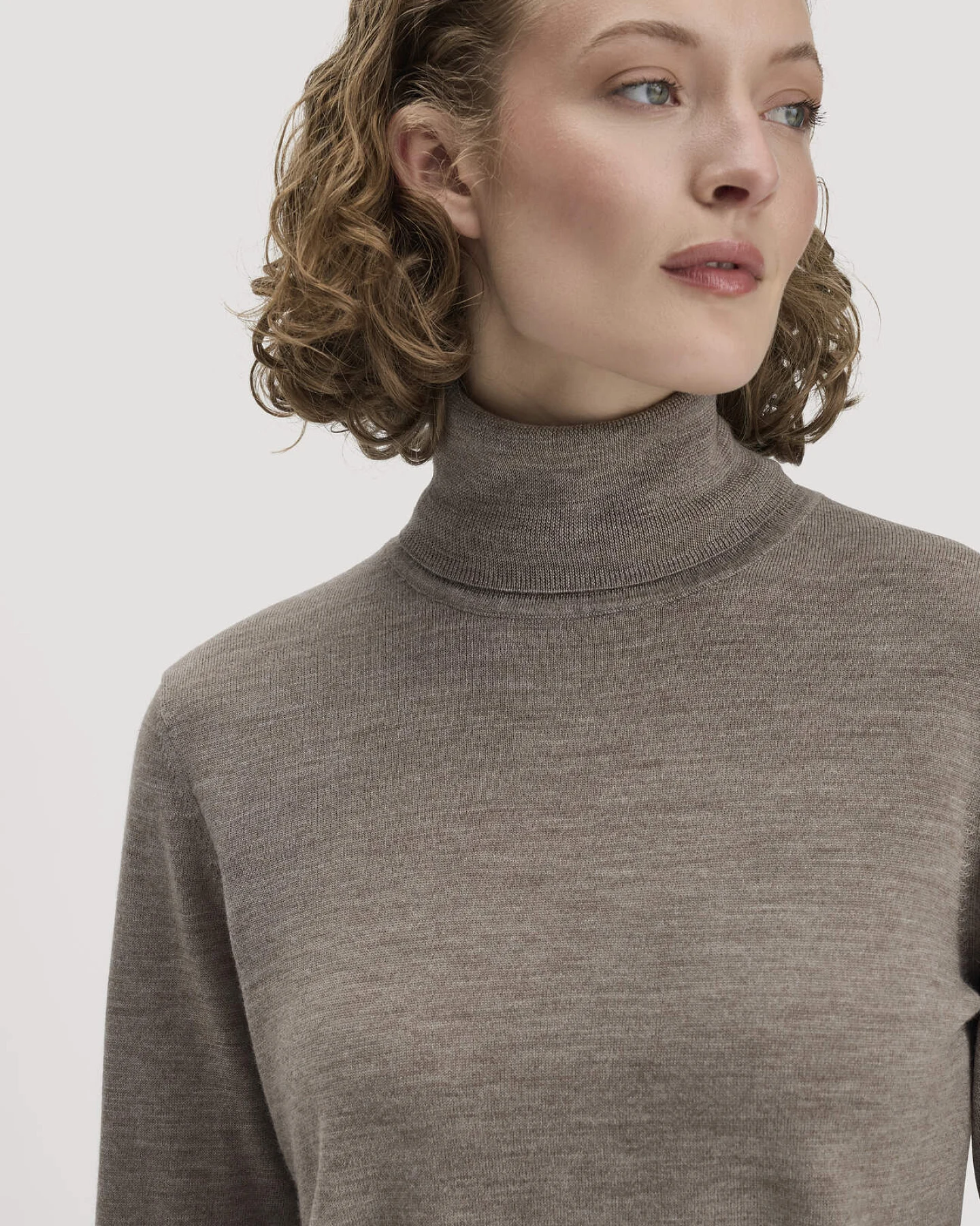 hessnatur Damen Rollkragenpullover Relaxed aus Bio-Merinowolle - lila - Größe XS – Ansicht 4