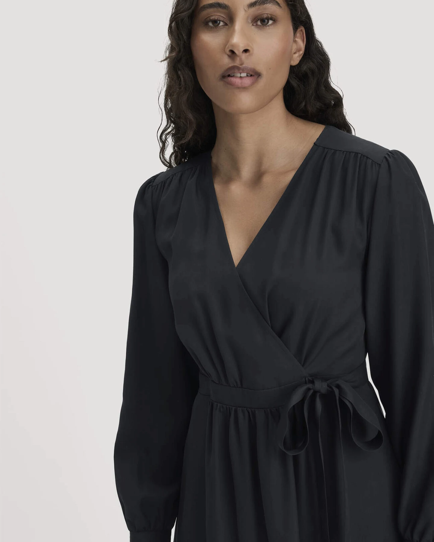 hessnatur Damen Kleid Midi Regular aus TENCEL™ Lyocell - schwarz - Größe 46 – Ansicht 3