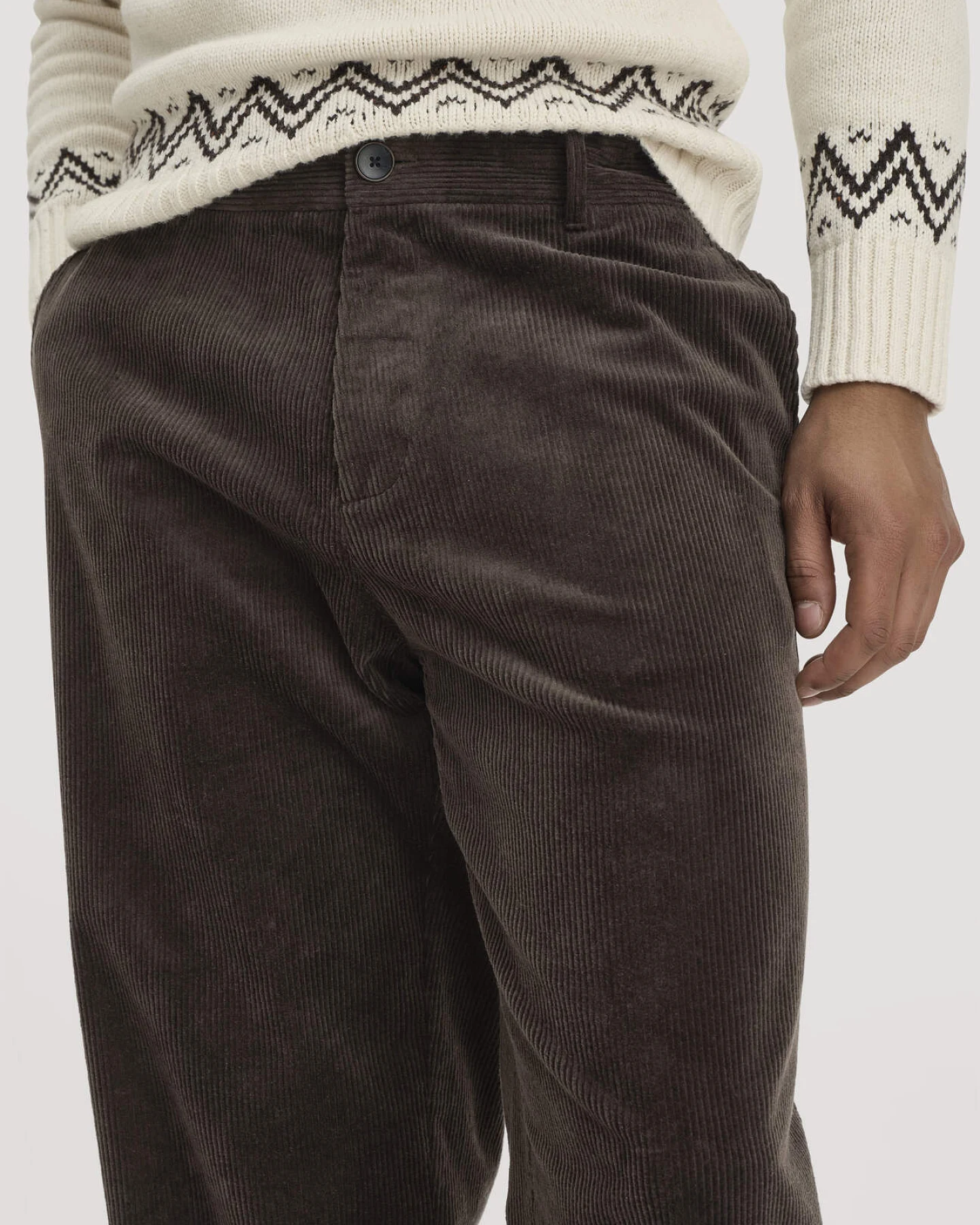 hessnatur Herren Cordhose RONNEL Relaxed aus Bio-Baumwolle - braun - Größe 38/32 – Ansicht 3