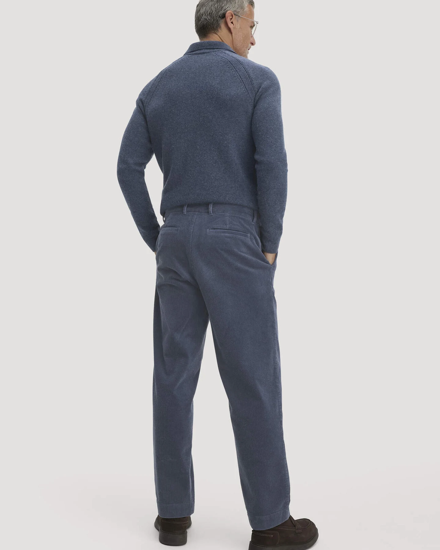 hessnatur Herren Cordhose RONNEL Relaxed aus Bio-Baumwolle - blau - Größe 38/32 – Ansicht 2