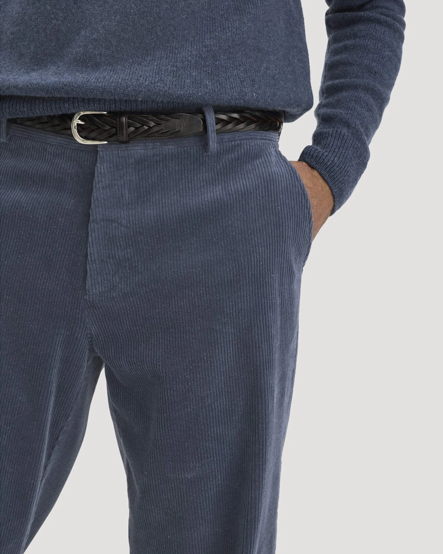 hessnatur Herren Cordhose RONNEL Relaxed aus Bio-Baumwolle - blau - Größe 38/32 – Ansicht 3