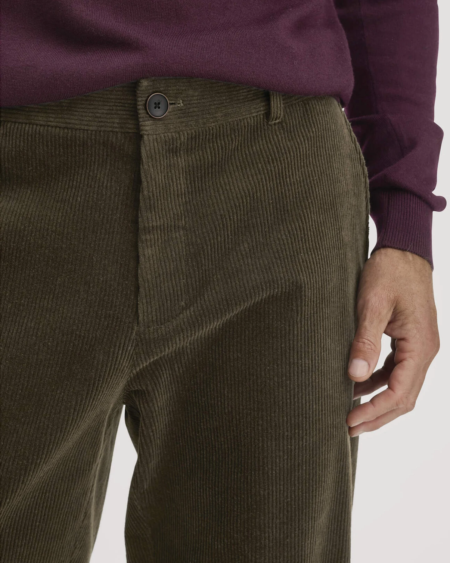 hessnatur Herren Cordhose RONNEL Relaxed aus Bio-Baumwolle - grün - Größe 38/32 – Ansicht 3