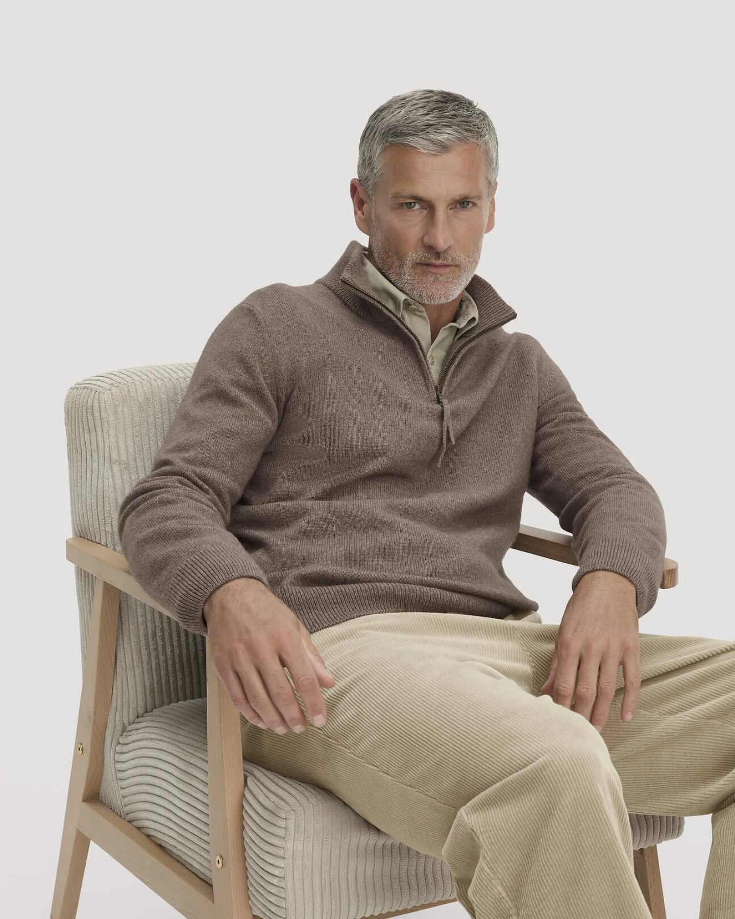 hessnatur Herren Cordhose RONNEL Relaxed aus Bio-Baumwolle - beige - Größe 38/32 – Ansicht 4