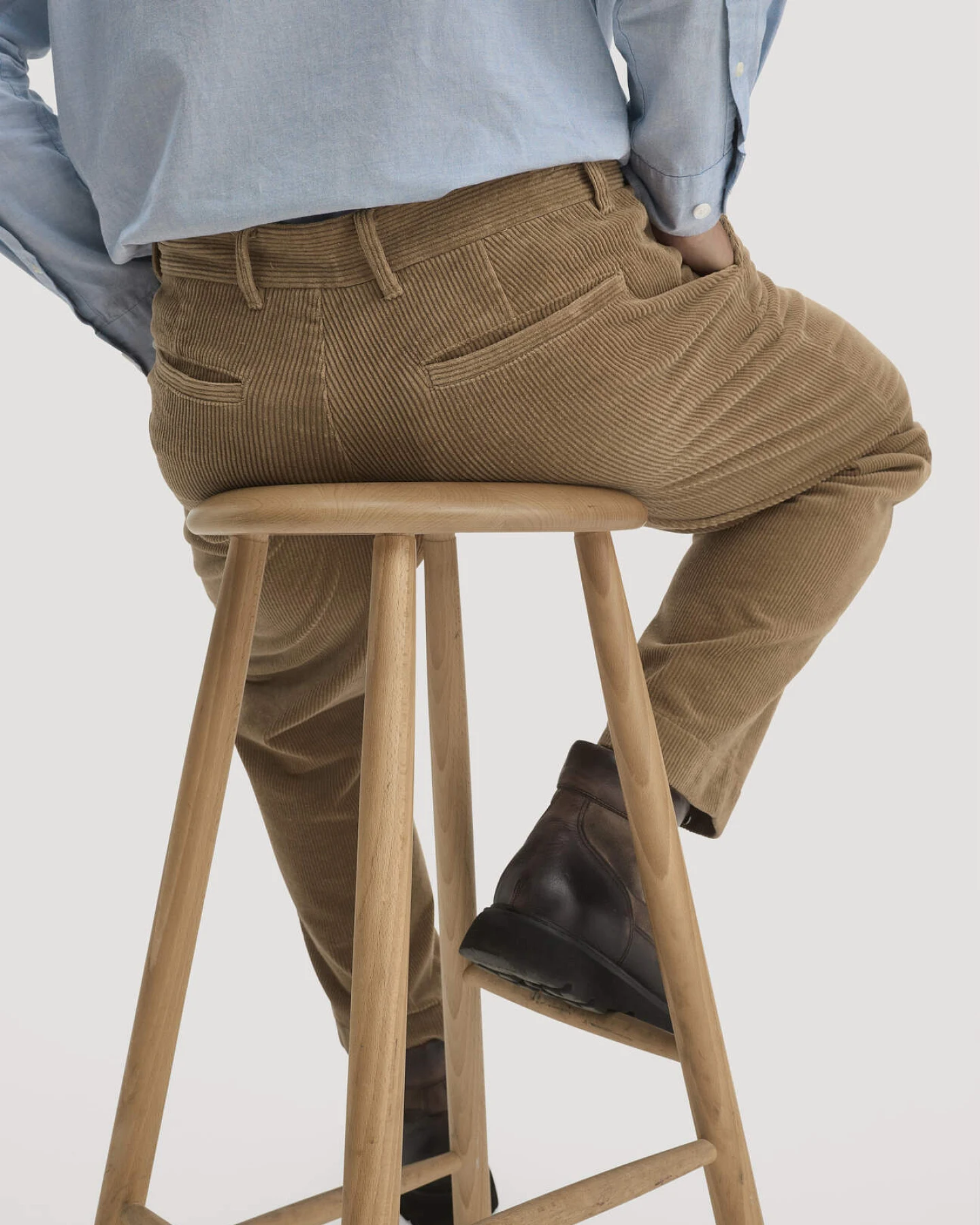 hessnatur Herren Cordhose RONNEL Relaxed aus Bio-Baumwolle - braun - Größe 33/32 – Ansicht 3