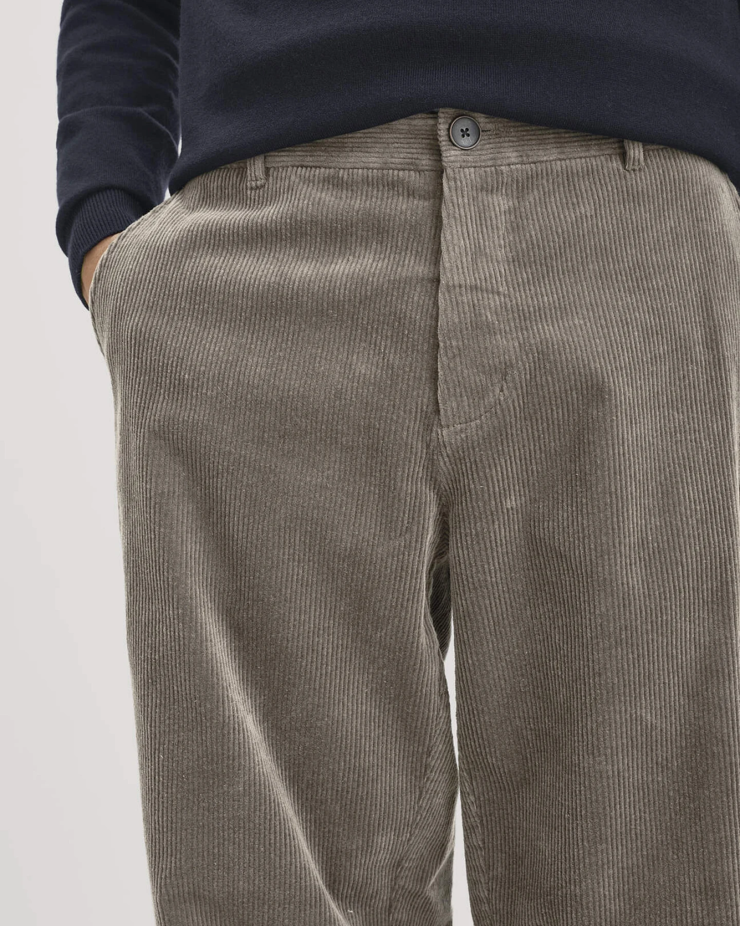hessnatur Herren Cordhose RONNEL Relaxed aus Bio-Baumwolle - grün - Größe 33/32 – Ansicht 3