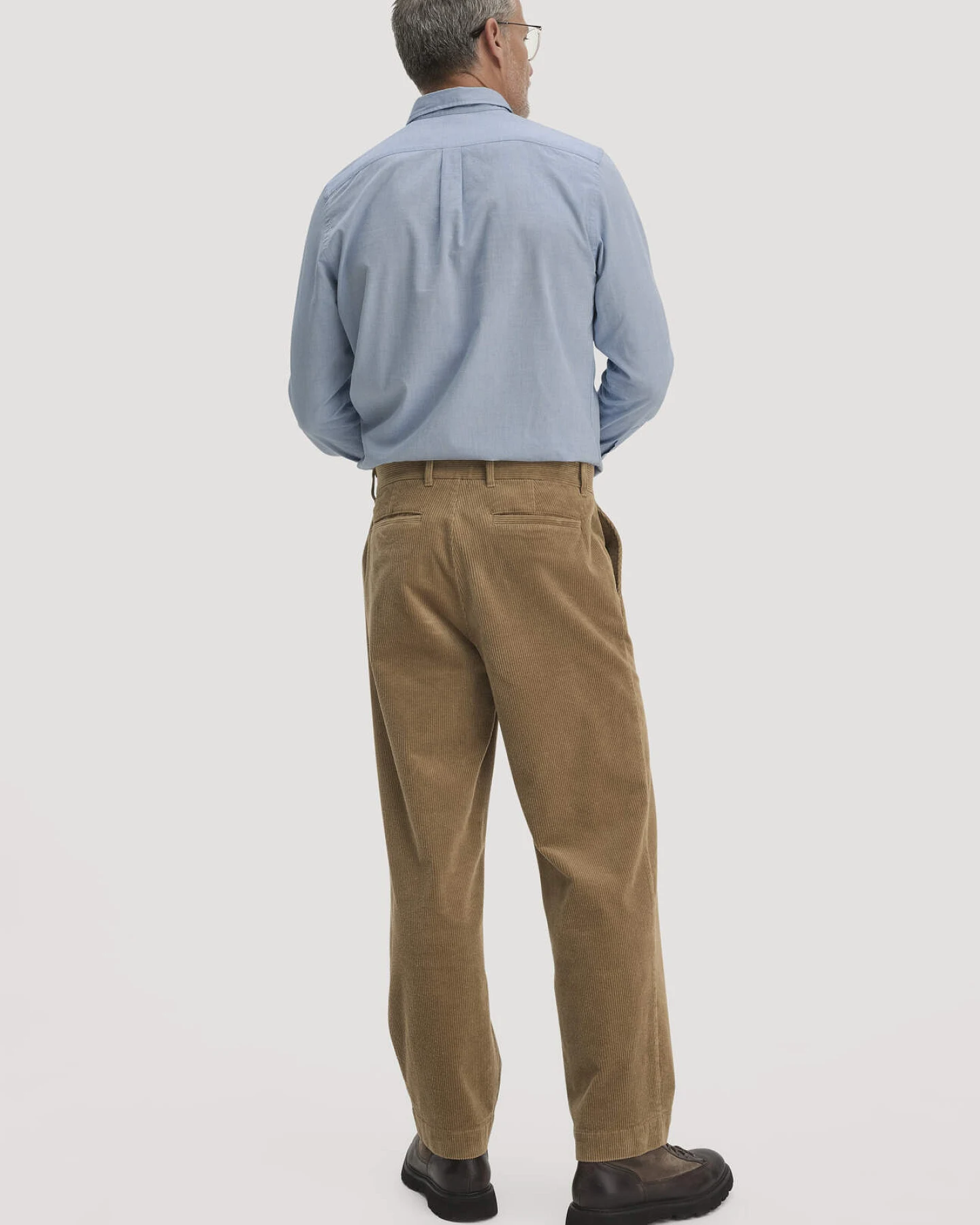 hessnatur Herren Cordhose RONNEL Relaxed aus Bio-Baumwolle - braun - Größe 34/32 – Ansicht 2