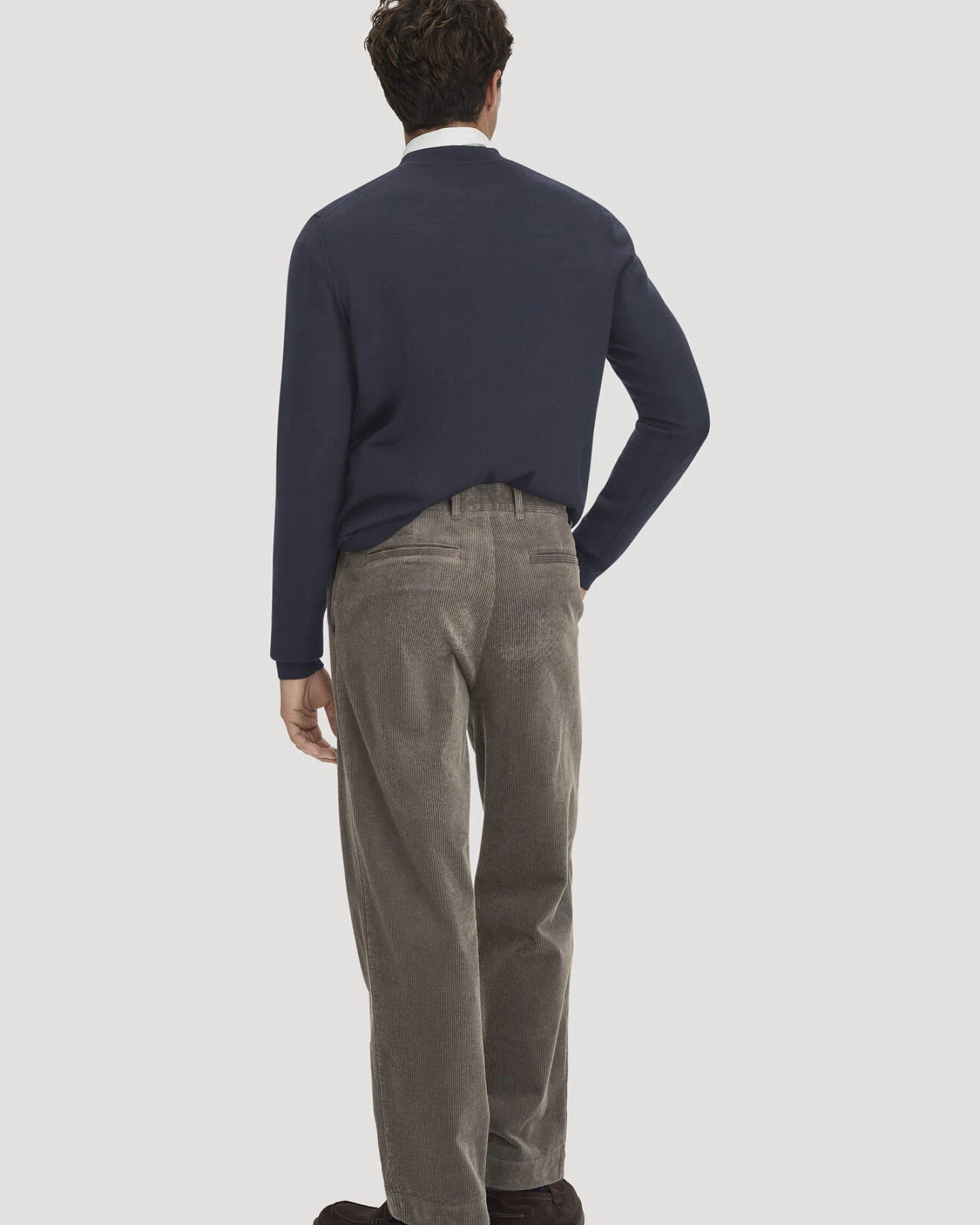 hessnatur Herren Cordhose RONNEL Relaxed aus Bio-Baumwolle - grün - Größe 34/34 – Ansicht 2