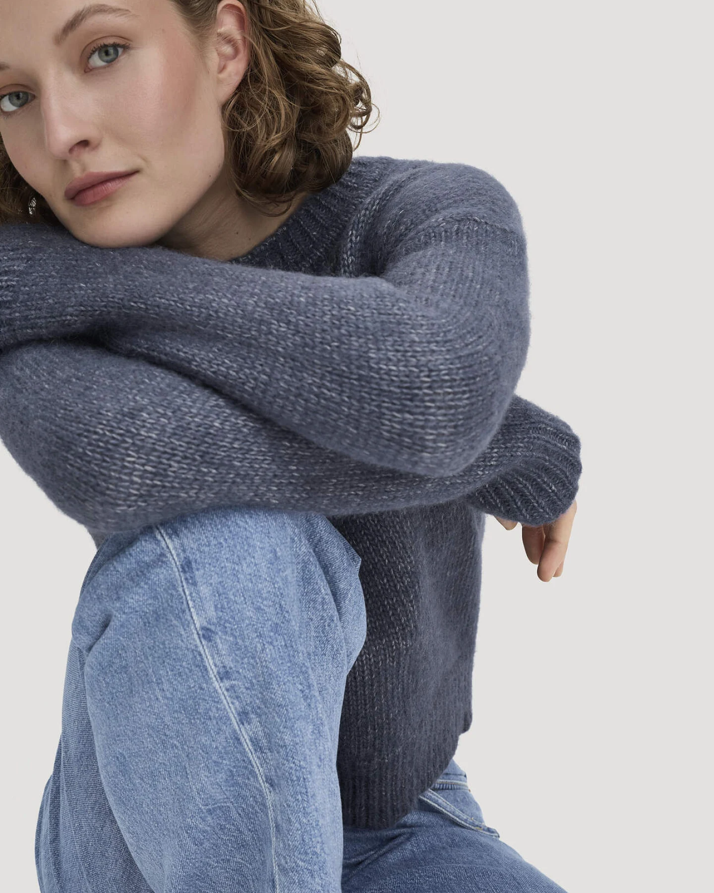 hessnatur Damen Pullover Relaxed aus Alpaka mit Bio-Baumwolle - blau - Größe XL – Ansicht 4