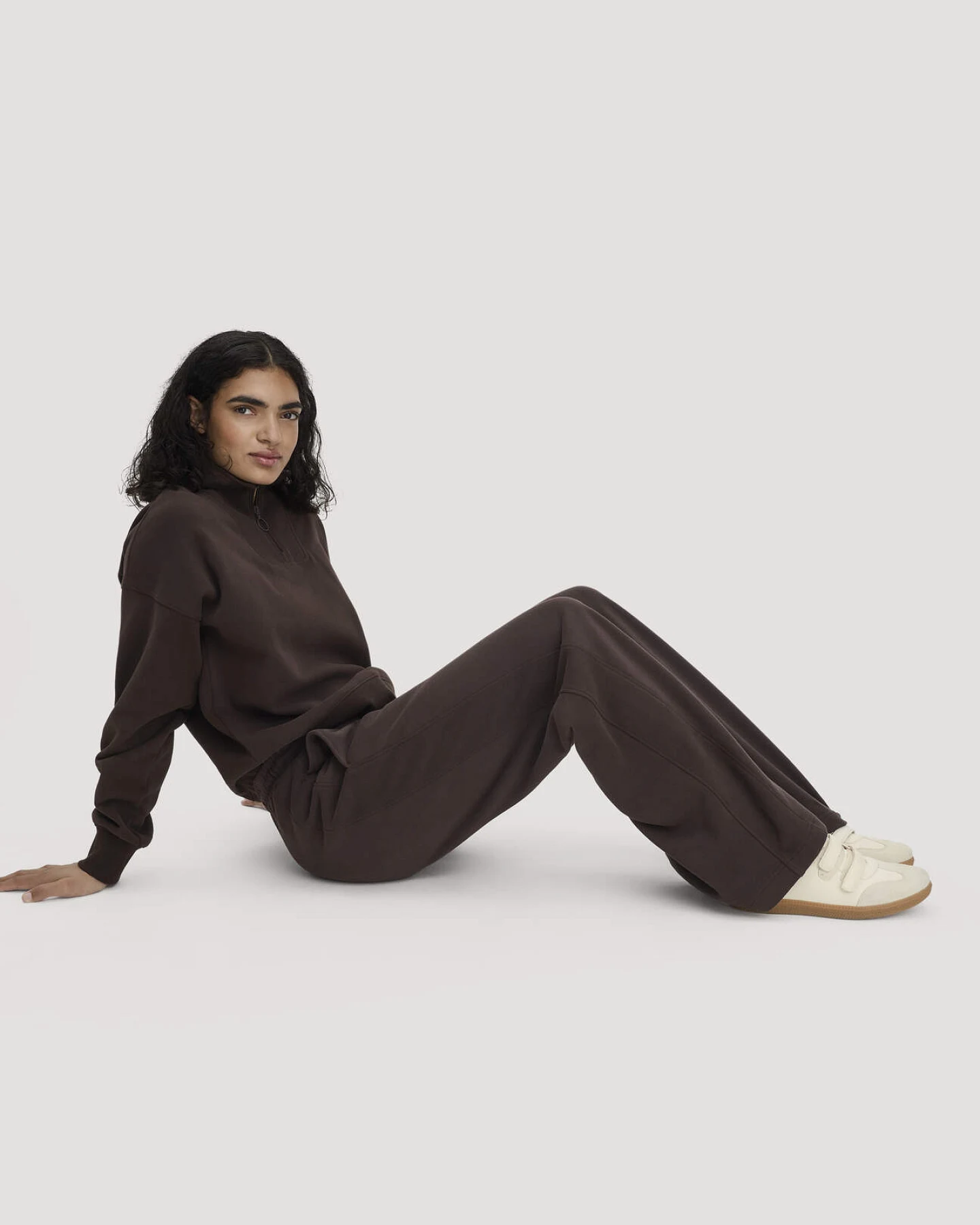 hessnatur Damen Sweathose Wide Leg Relaxed aus Bio-Baumwolle mit Recycling-Baumwolle - braun - Größe L – Ansicht 4