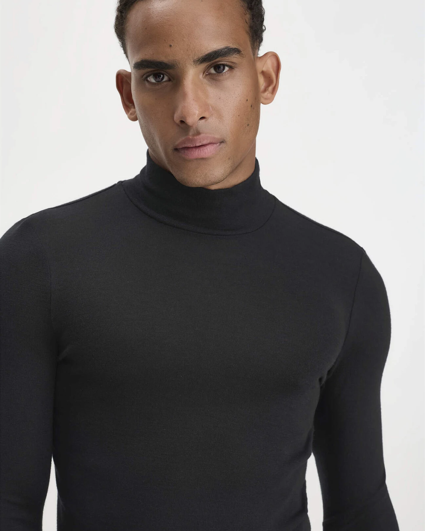 hessnatur Herren Roll-Neck Longsleeve Fitted aus Bio-Merinowolle und Seide - schwarz - Größe L – Ansicht 2