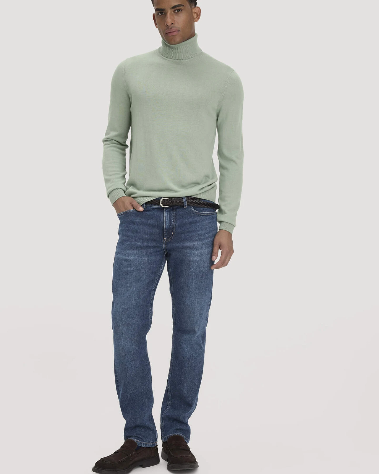 hessnatur Herren Rollkragenpullover Regular aus Bio-Merinowolle - grün - Größe L – Ansicht 2