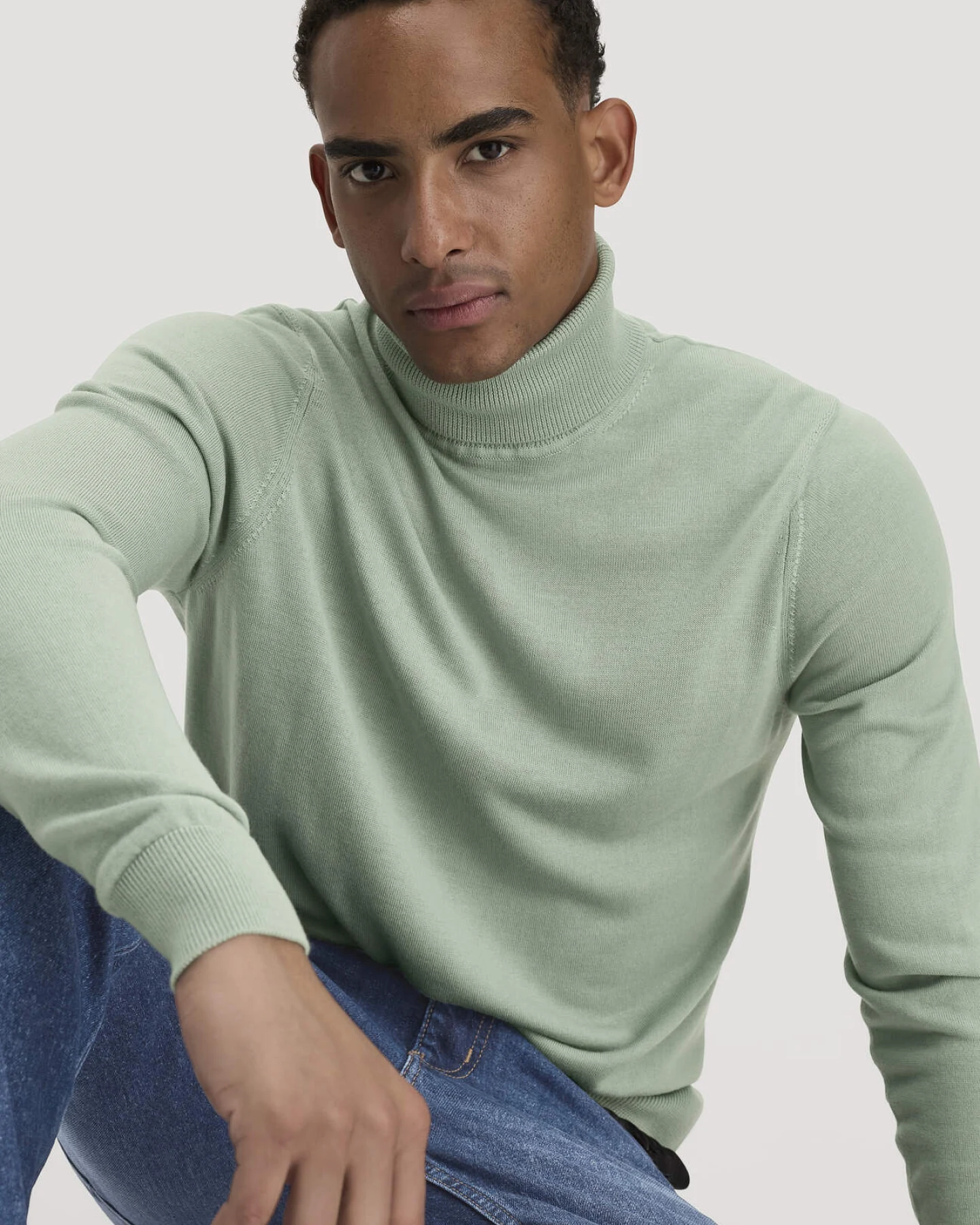 hessnatur Herren Rollkragenpullover Regular aus Bio-Merinowolle - grün - Größe S – Ansicht 4