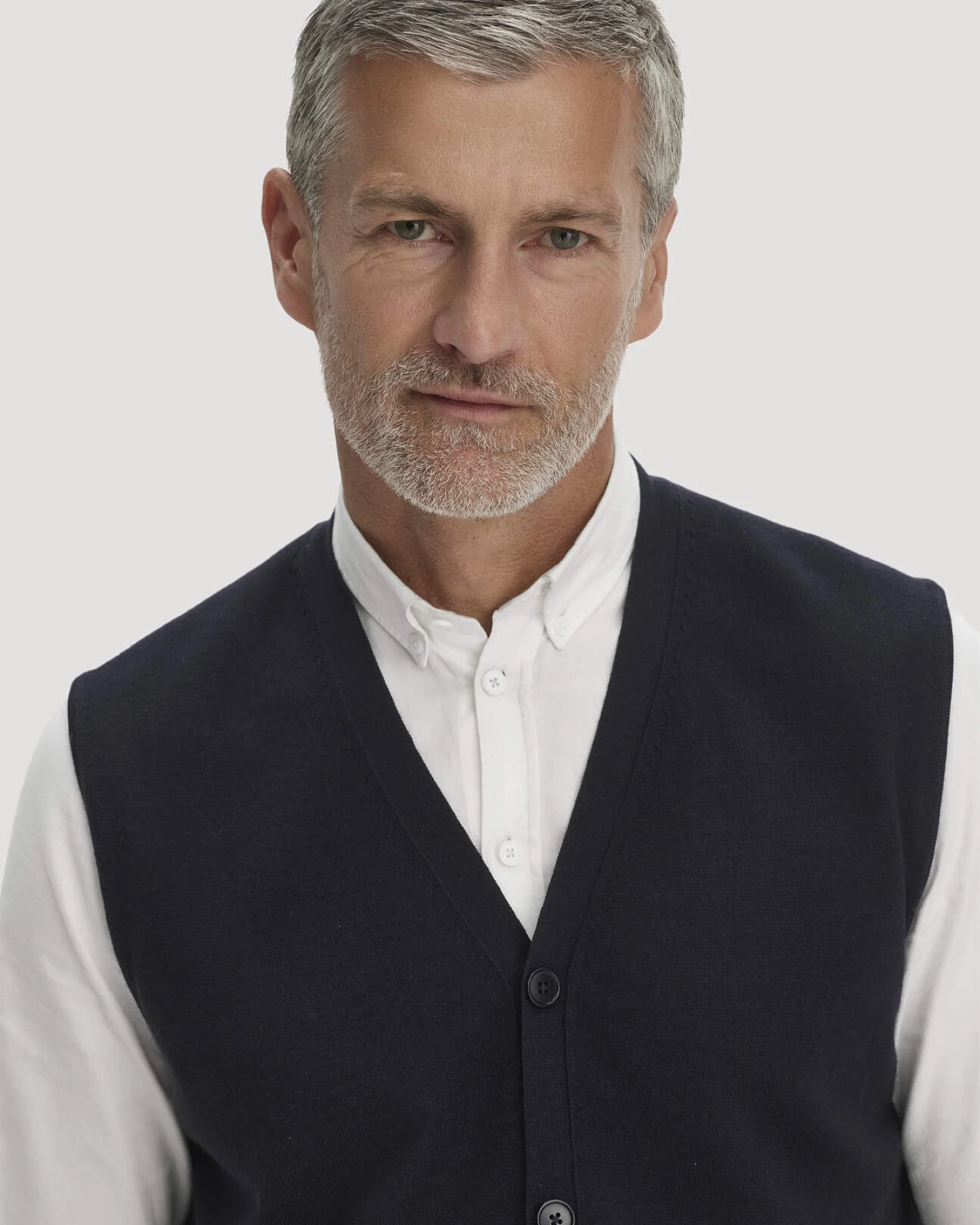 hessnatur Herren Strickweste Regular aus Bio-Merinowolle - blau - Größe S – Ansicht 4