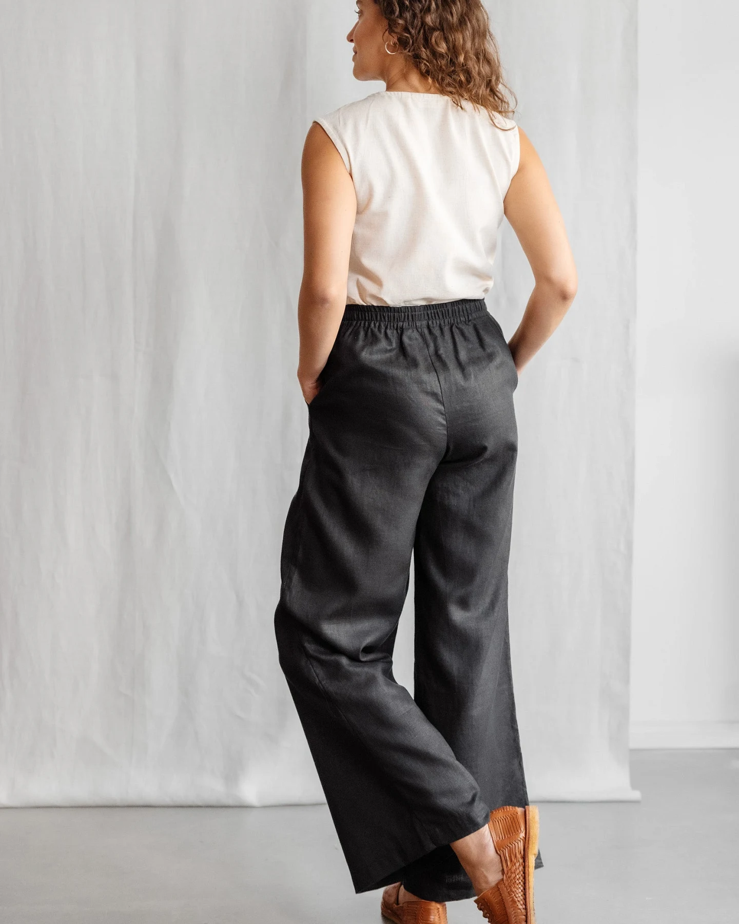 Jyoti - Fair Works Damen vegan Hose Jayan Schwarz – Ansicht 2