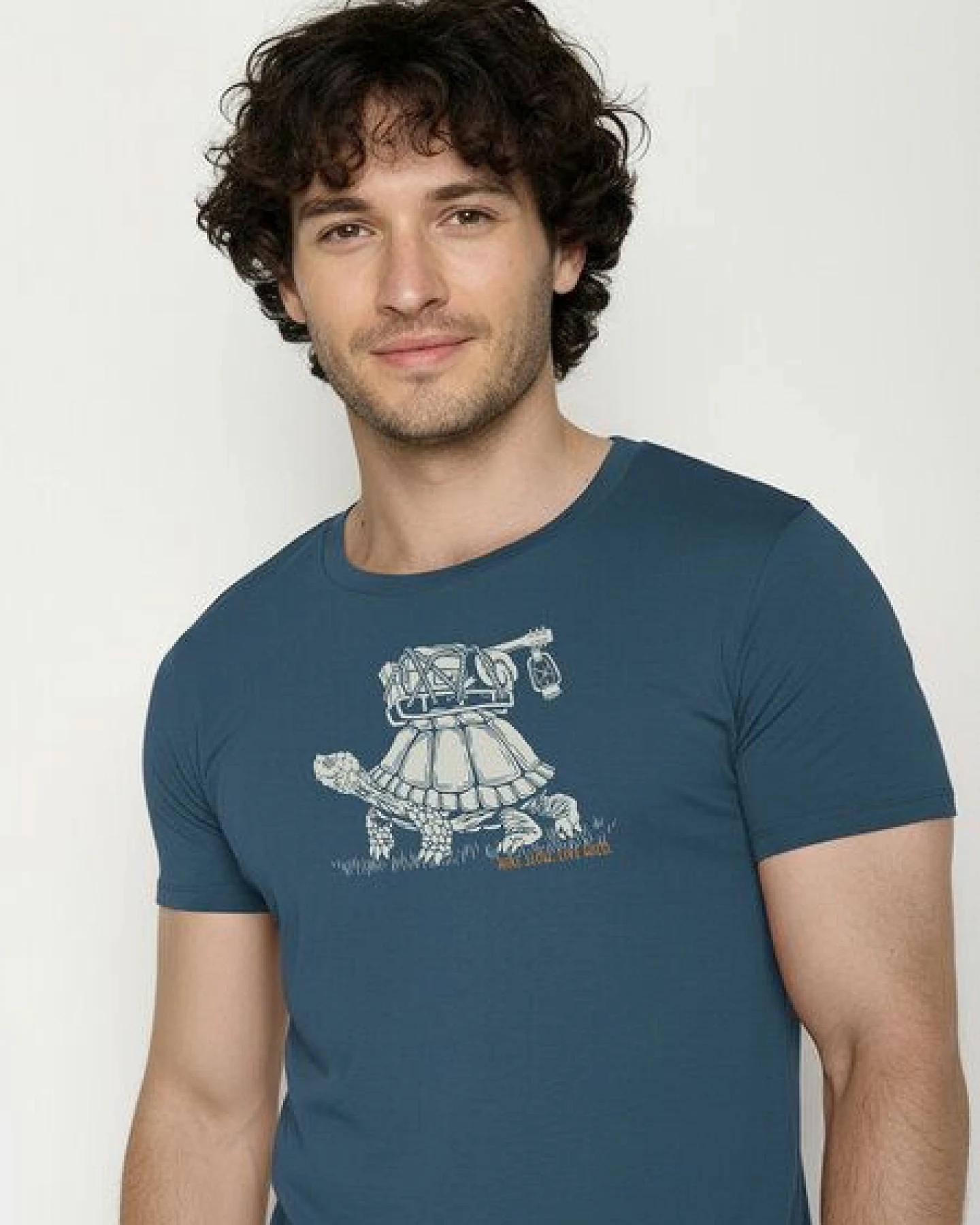 GREENBOMB Turtle Walk Guide - Sportliches T-Shirt aus Bio-Baumwolle / hochwertiger Print / GOTS / Fair & Vegan – Ansicht 2