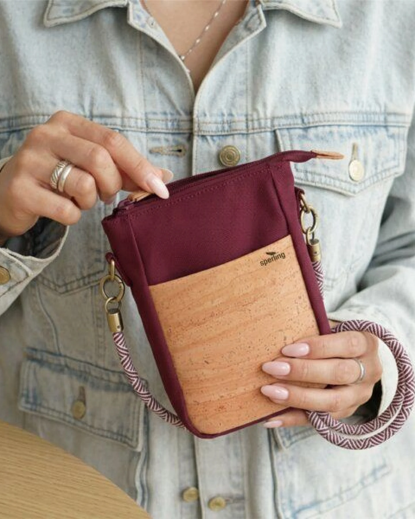 Sperling "Cheeky" Mini-Handtasche aus Recycling- & Naturmaterialien – Ansicht 2