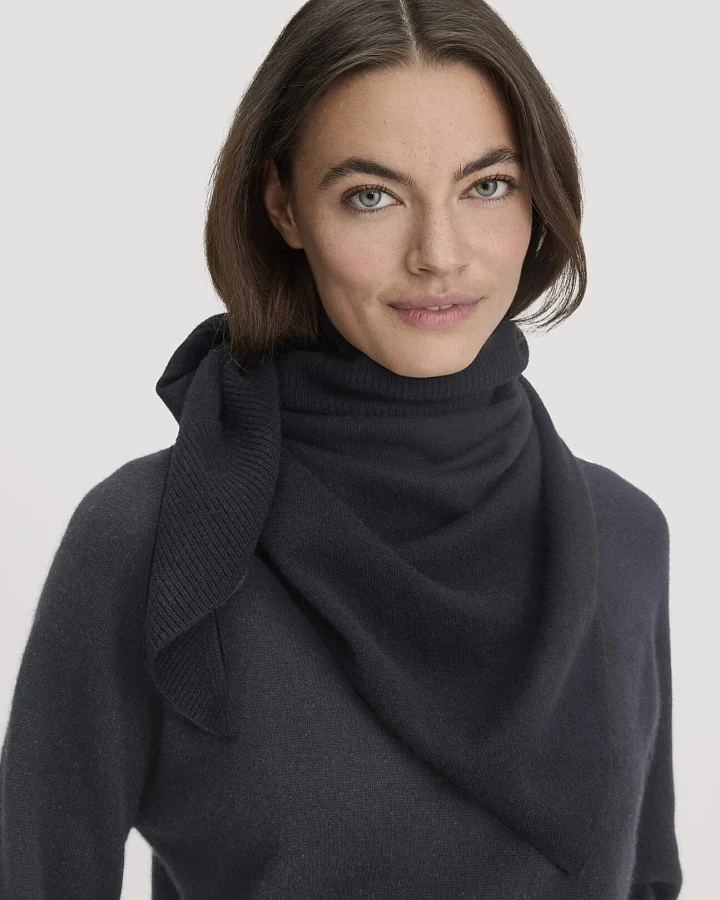 Produktseite: hessnatur Damen Dreieckstuch BETTER RECYCLING aus Cashmere - schwarz - Größe 57x125 cm