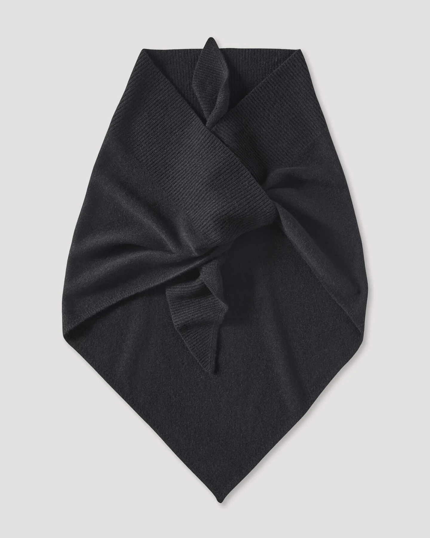hessnatur Damen Dreieckstuch BETTER RECYCLING aus Cashmere - schwarz - Größe 57x125 cm – Ansicht 2
