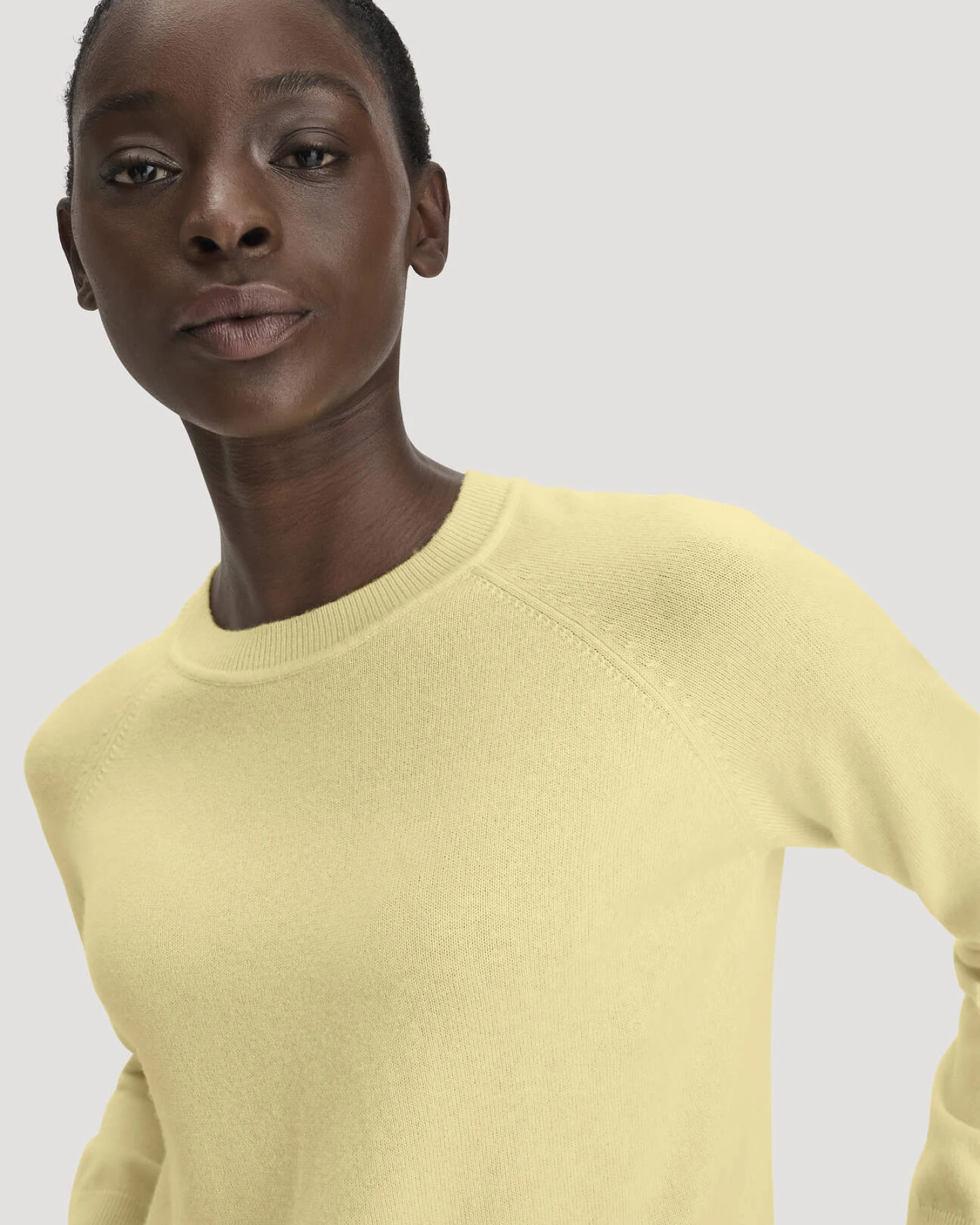 hessnatur Damen Pullover Relaxed BETTER RECYCLING aus Cashmere mit Recycling-Anteil - gelb - Größe L – Ansicht 4