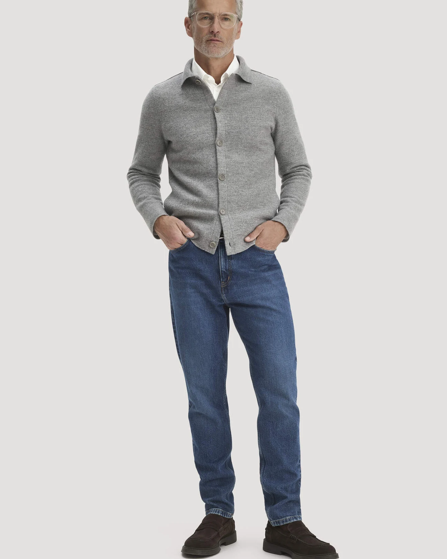 hessnatur Herren Strickjacke Regular aus Bio-Merinowolle - grau - Größe XL – Ansicht 2