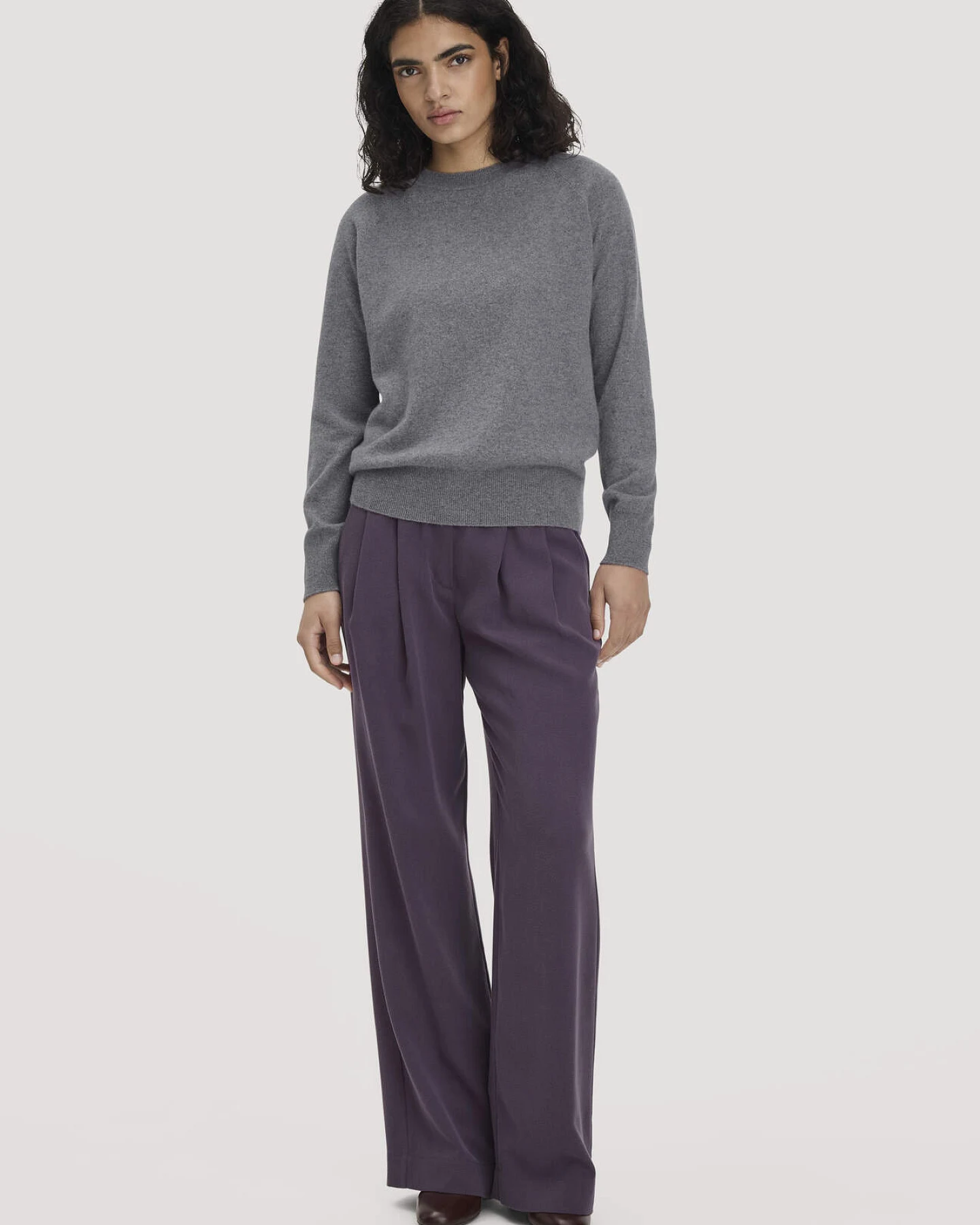 hessnatur Damen Pullover Relaxed BETTER RECYCLING aus Cashmere mit Recycling-Anteil - grau - Größe L – Ansicht 2