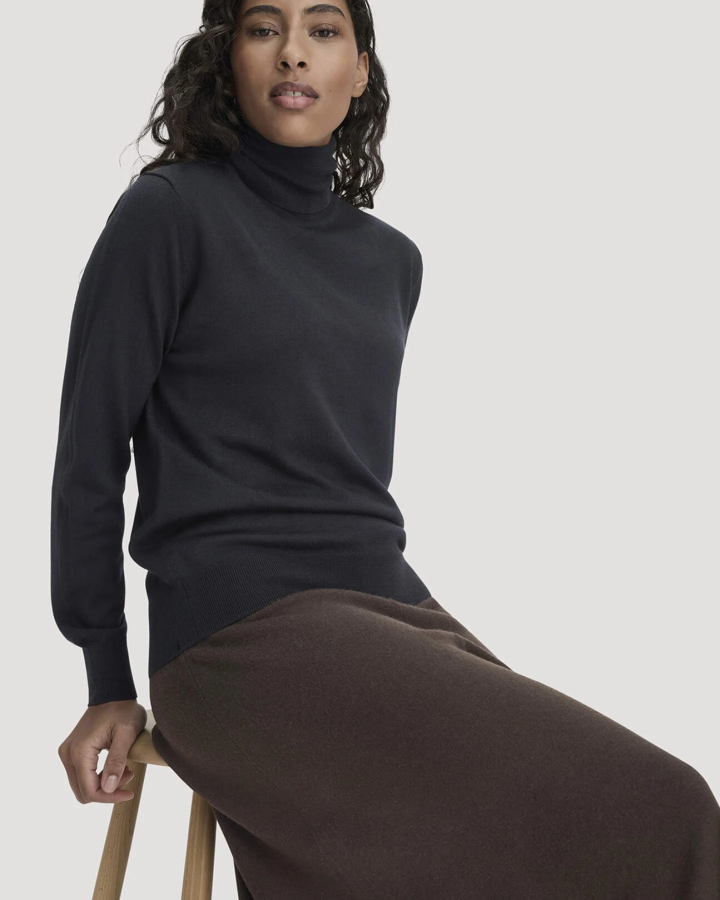 hessnatur Damen Rollkragenpullover Relaxed aus Bio-Merinowolle - schwarz - Größe M – Ansicht 4