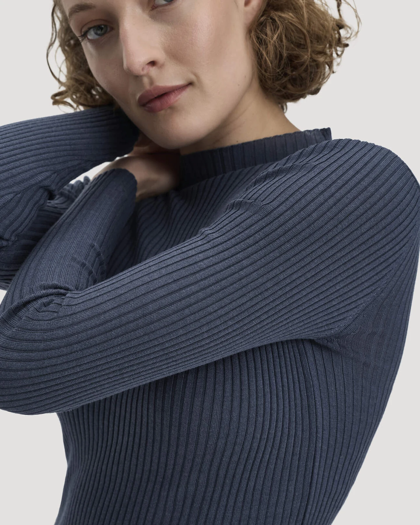 hessnatur Damen Strick Pullover Fitted aus TENCEL™ Lyocell mit Bio-Baumwolle - blau - Größe XL – Ansicht 4