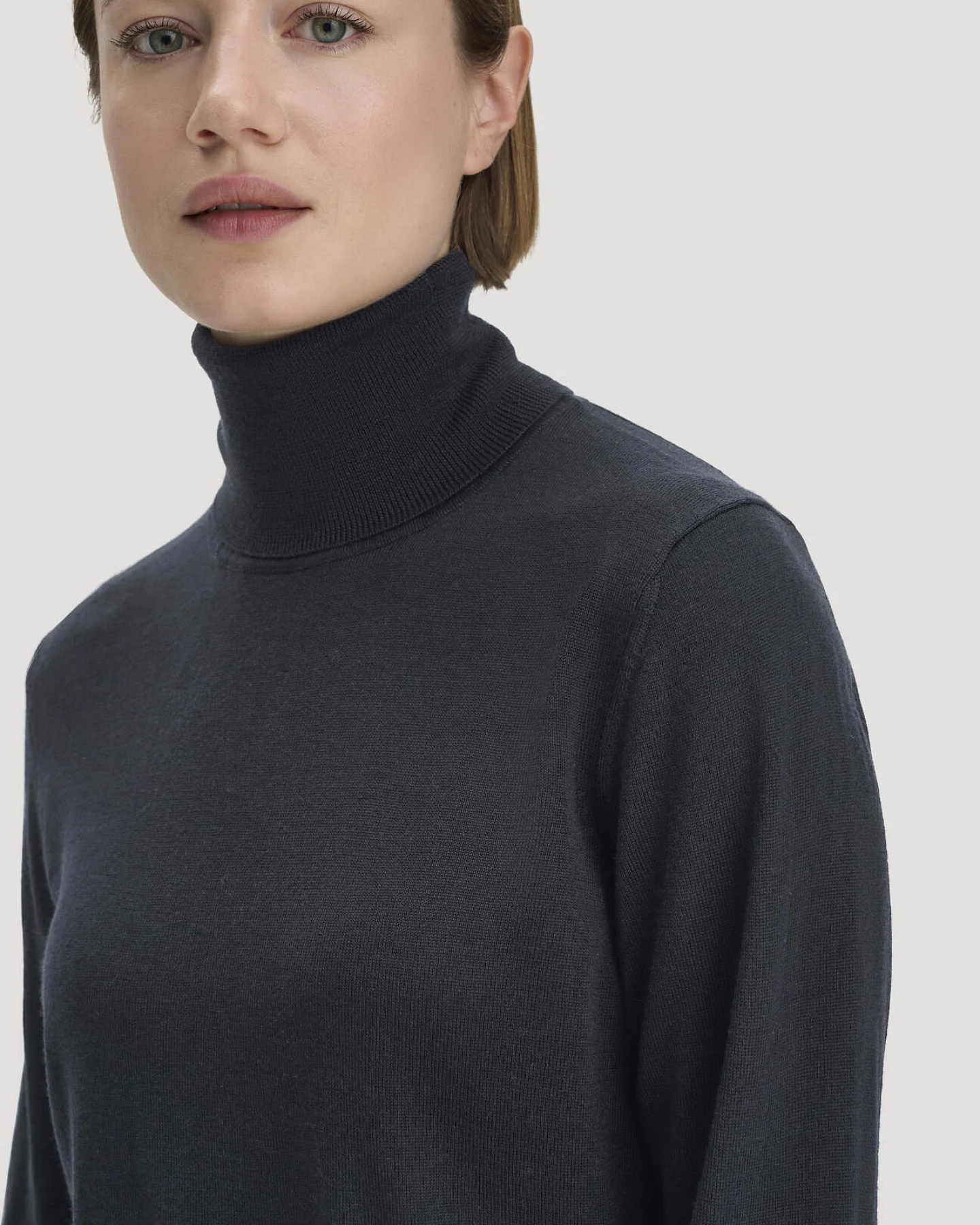 hessnatur Damen Rollkragenpullover Relaxed aus Bio-Merinowolle - blau - Größe M – Ansicht 4