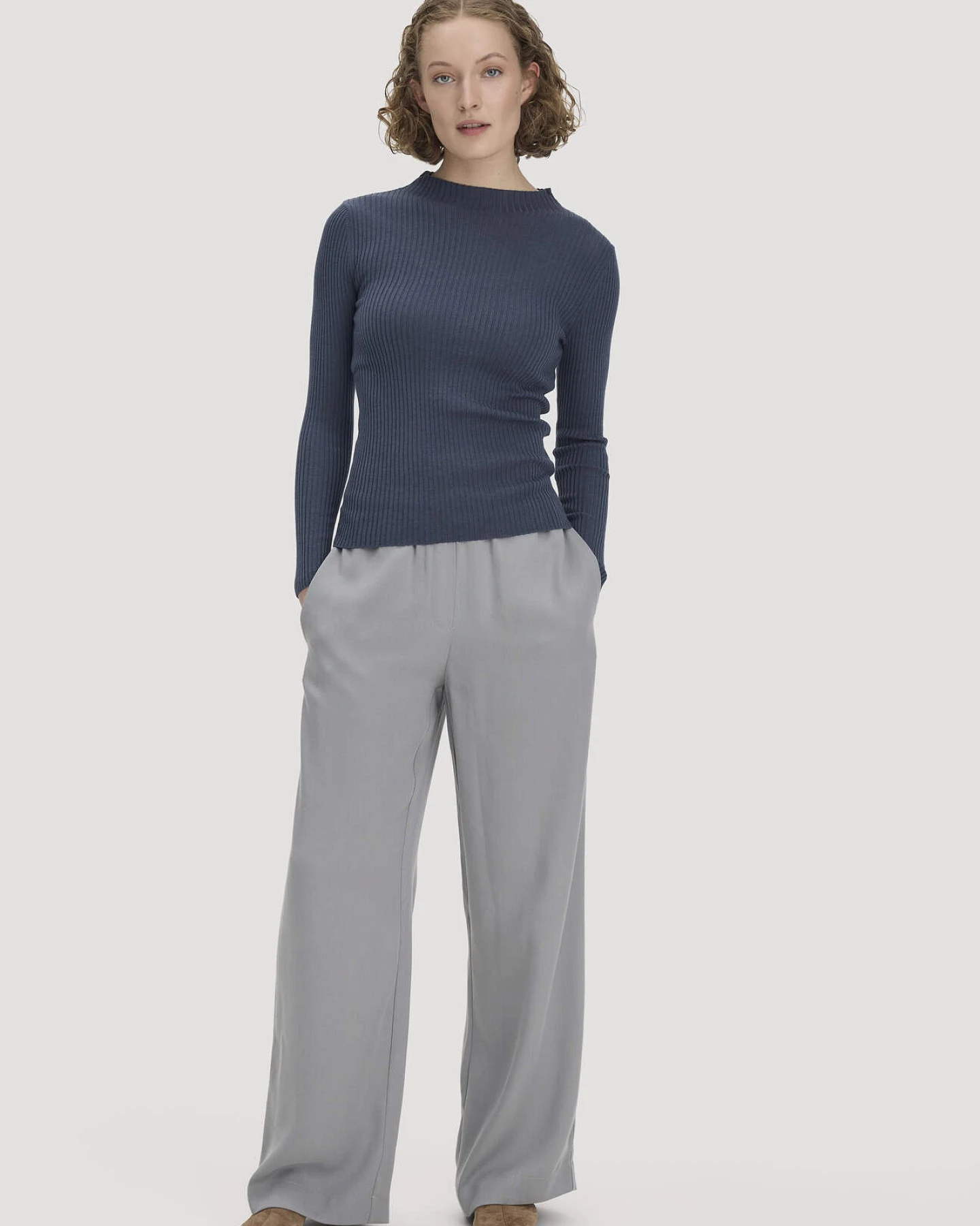 hessnatur Damen Strick Pullover Fitted aus TENCEL™ Lyocell mit Bio-Baumwolle - blau - Größe S – Ansicht 2