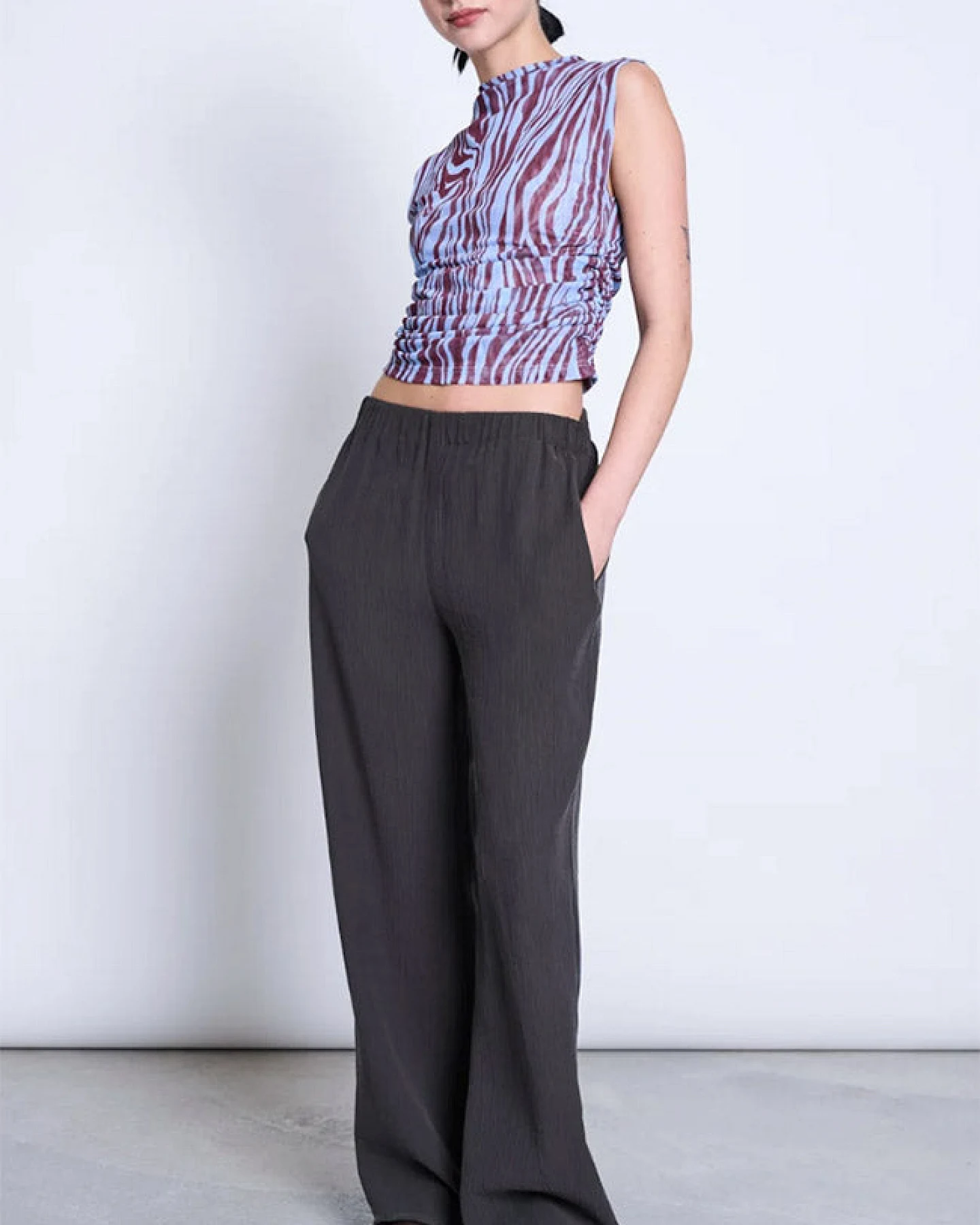 JAN N JUNE Damen vegan Hose Hava Crinkle Dunkelgrau – Ansicht 2