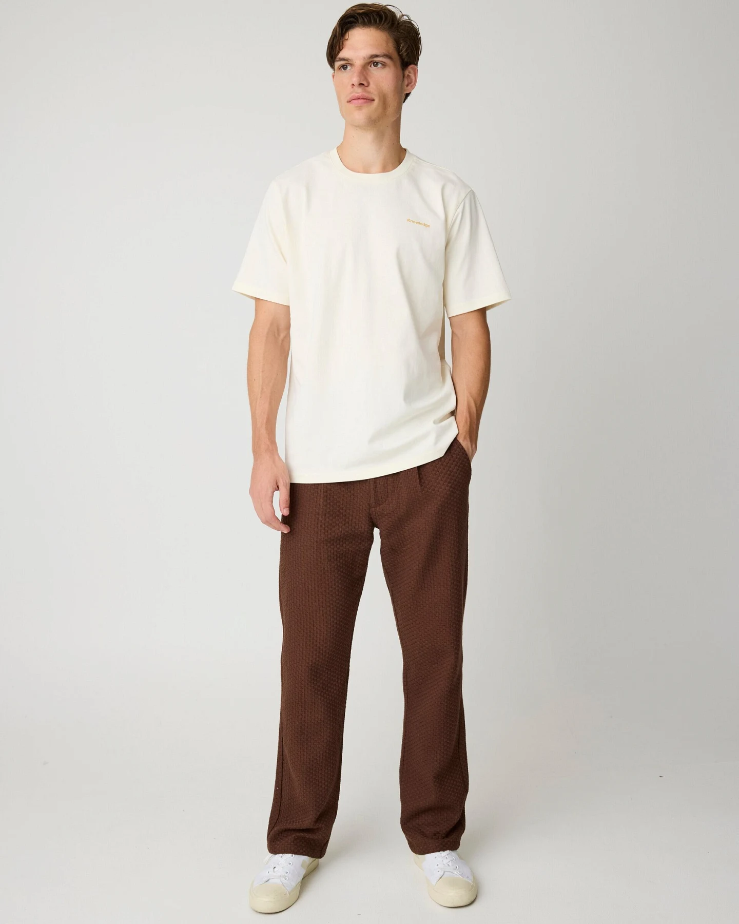 KnowledgeCotton Apparel Herren vegan Hose, Figur Locker Struktur Rasiert Farbe Schokolade – Ansicht 2