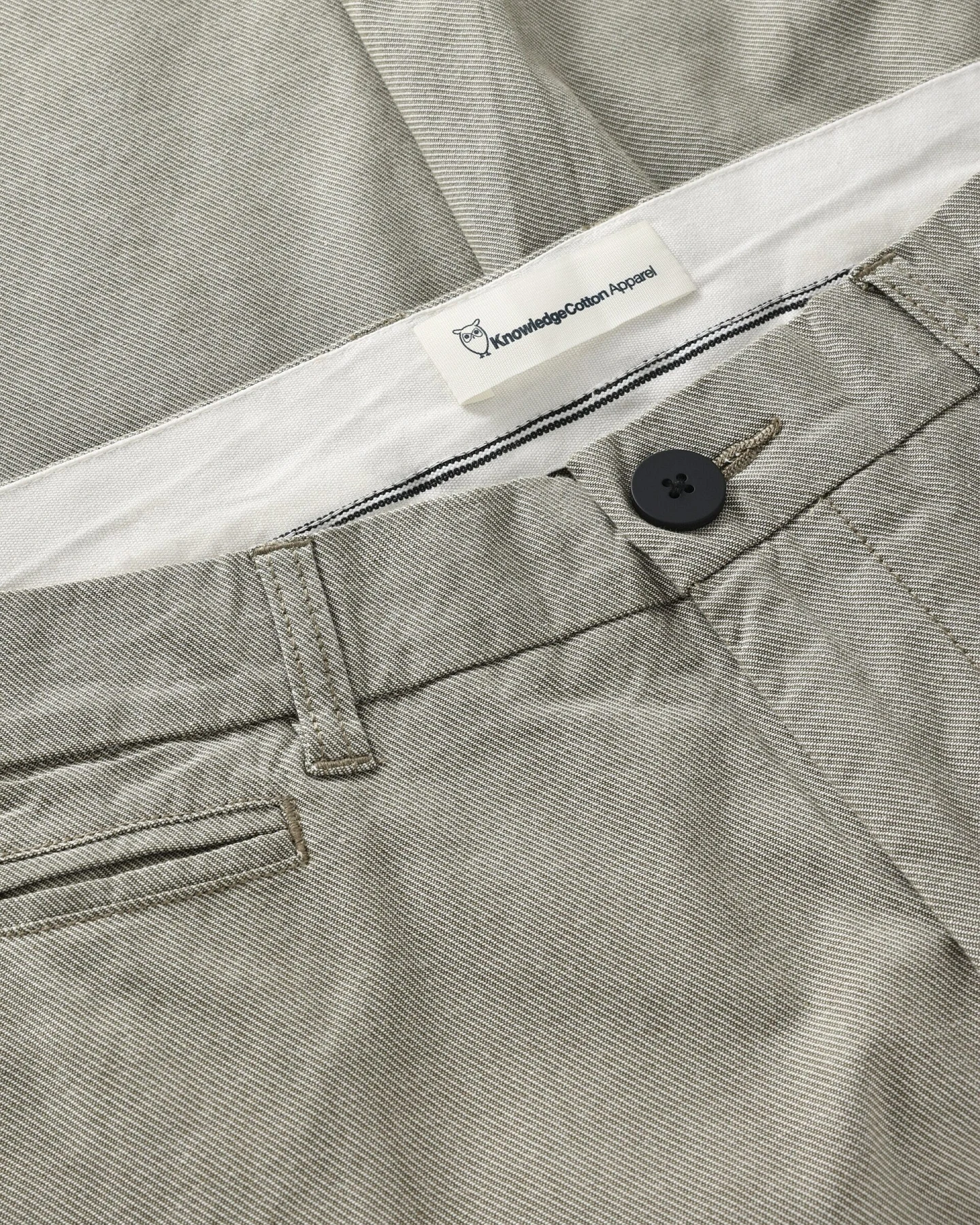 KnowledgeCotton Apparel Herren vegan Hose Chuck Regular Twill Farbe: Burned Olive – Ansicht 2