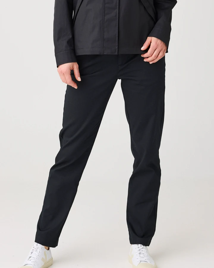 KnowledgeCotton Apparel Damen vegan Hose Iris Slim Pique Schwarz Jet
