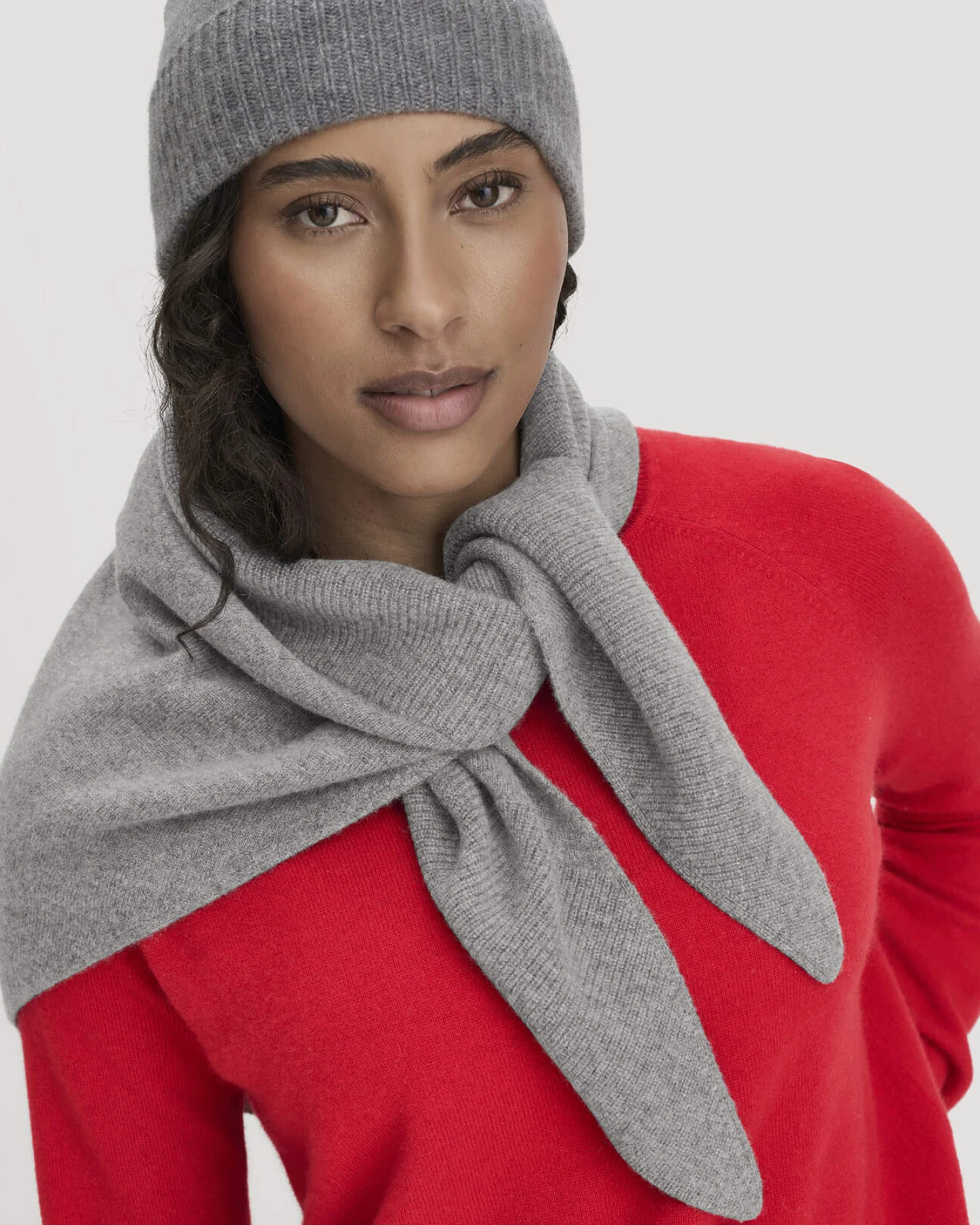 hessnatur Damen Dreieckstuch BETTER RECYCLING aus Cashmere - grau - Größe 57x125 cm – Ansicht 2