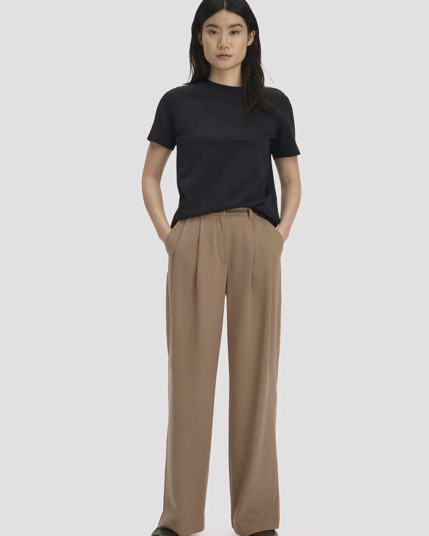 hessnatur Damen Heavy T-Shirt Relaxed aus Bio-Baumwolle - schwarz - Größe 44 – Ansicht 2