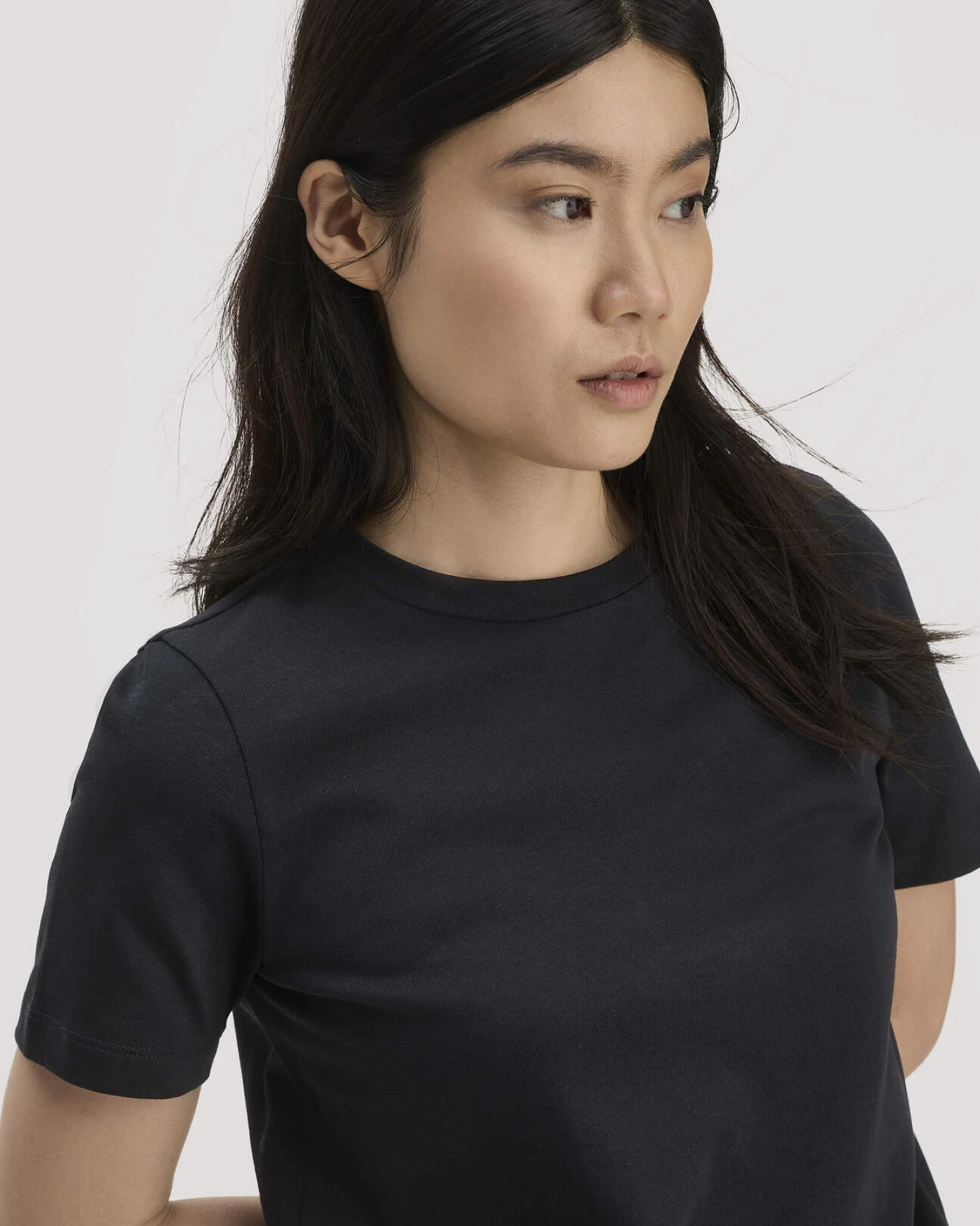 hessnatur Damen Heavy T-Shirt Relaxed aus Bio-Baumwolle - schwarz - Größe 42 – Ansicht 4