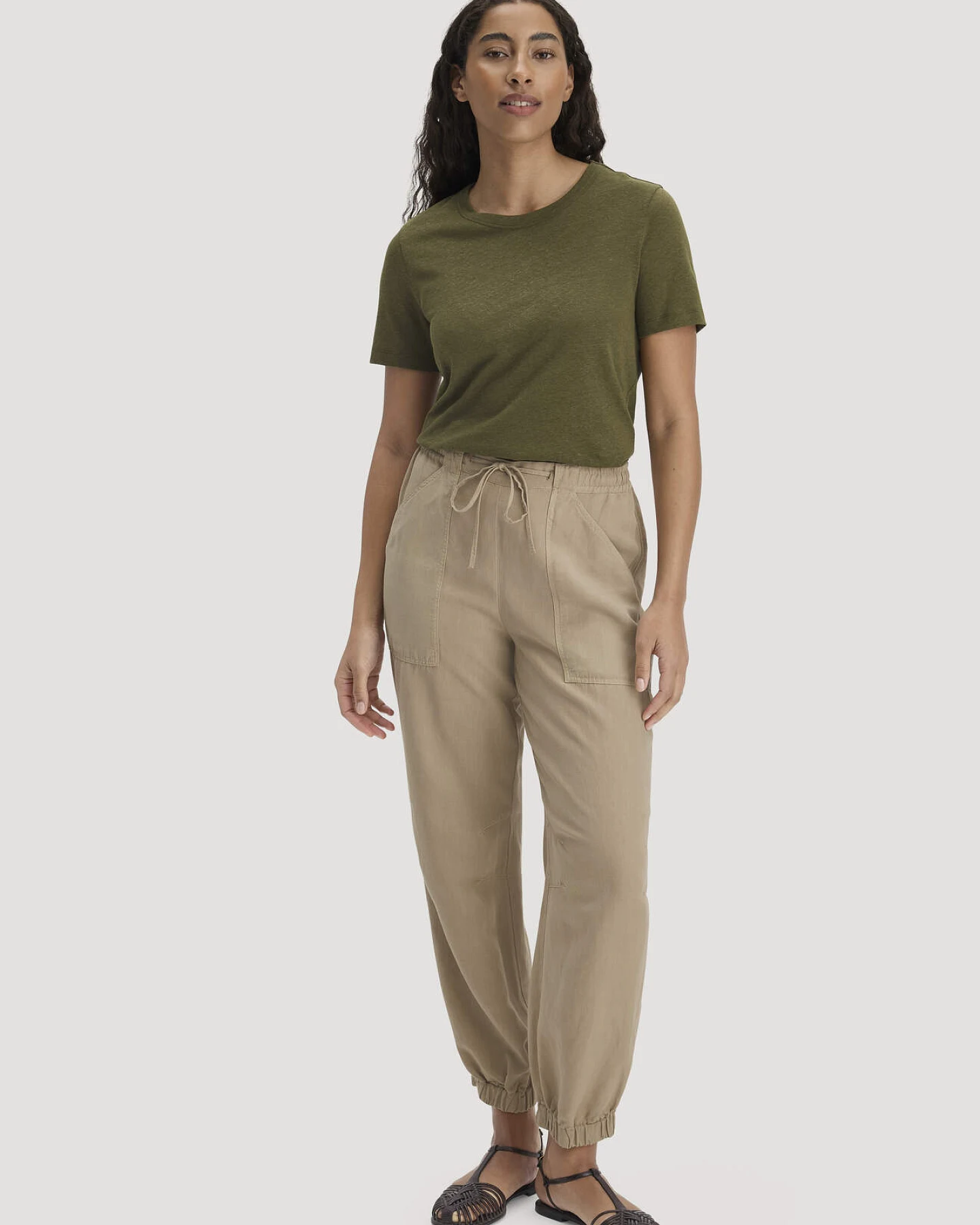 hessnatur Damen T-Shirt Relaxed aus Leinen und Bio-Baumwolle - grün - Größe 38 – Ansicht 2