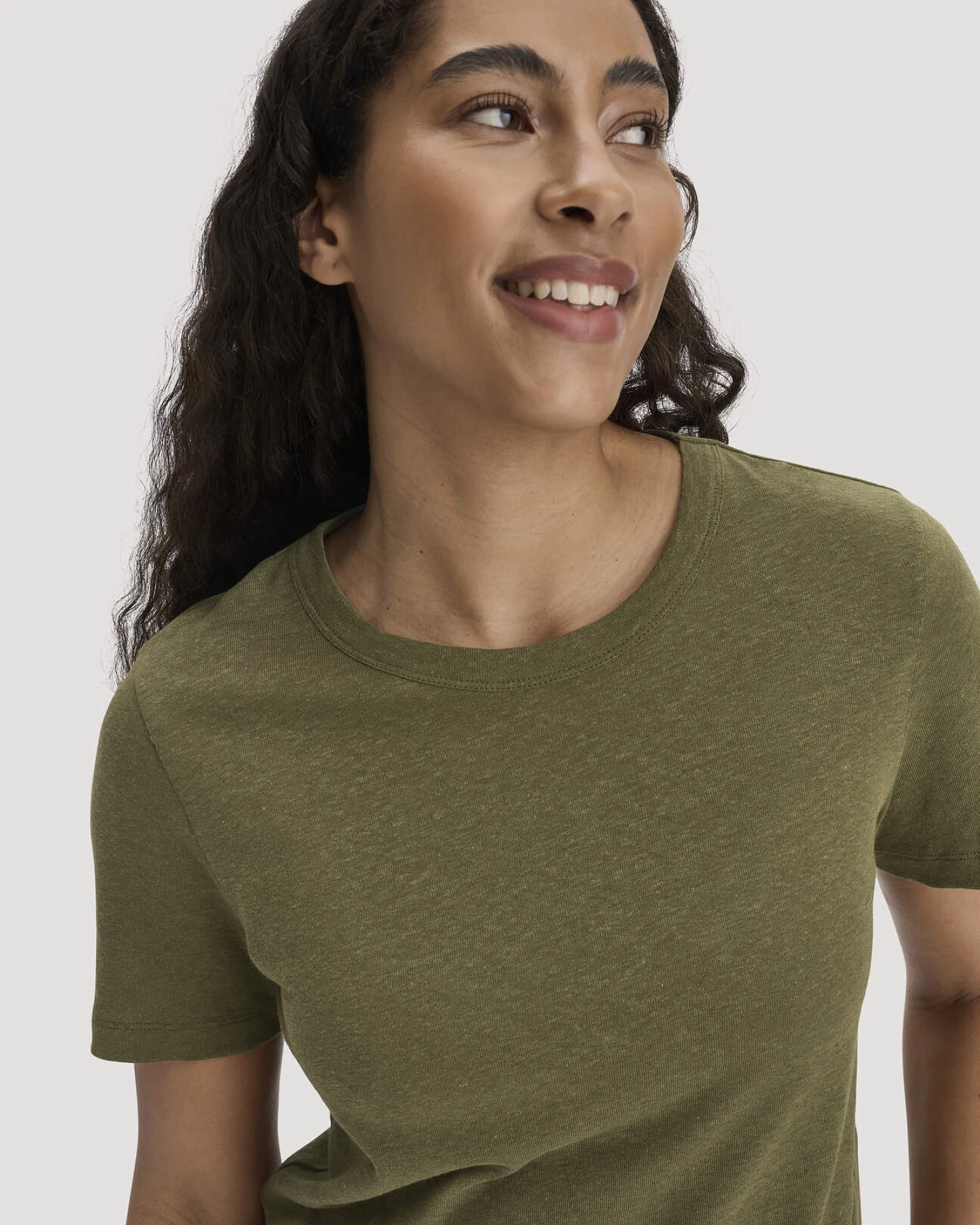 hessnatur Damen T-Shirt Relaxed aus Leinen und Bio-Baumwolle - grün - Größe 38 – Ansicht 4