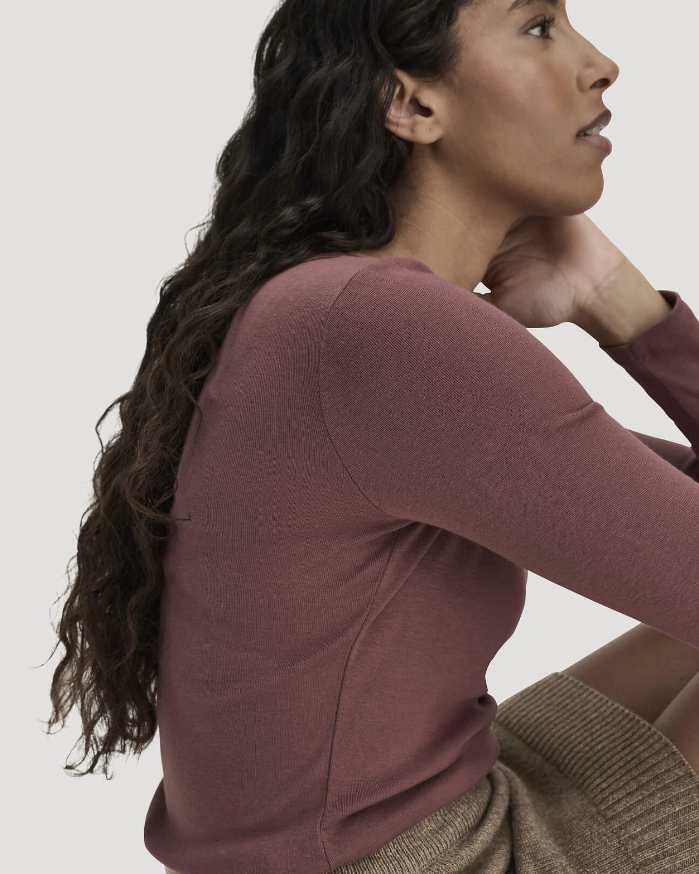 hessnatur Damen Softrib Longsleeve Fitted aus Bio-Baumwolle und TENCEL™ Modal - rot - Größe 42 – Ansicht 4