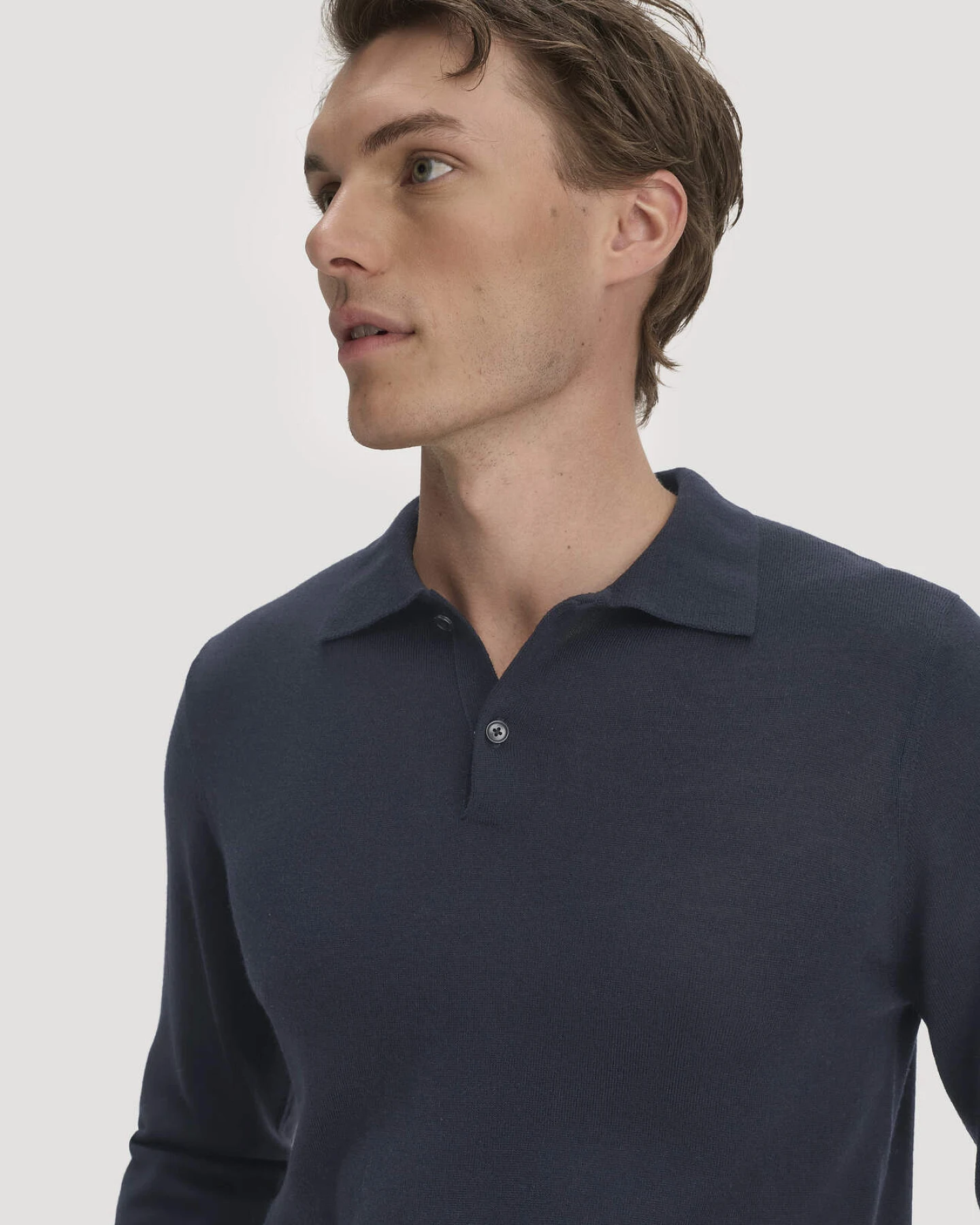 hessnatur Herren Strick Polo Regular aus Bio-Merinowolle - blau - Größe S – Ansicht 4