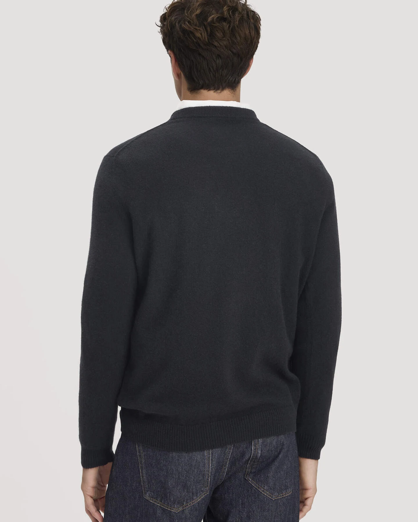 hessnatur Herren Strickpullover Regular BETTER RECYCLING mit recyceltem Cashmere - schwarz - Größe L – Ansicht 3