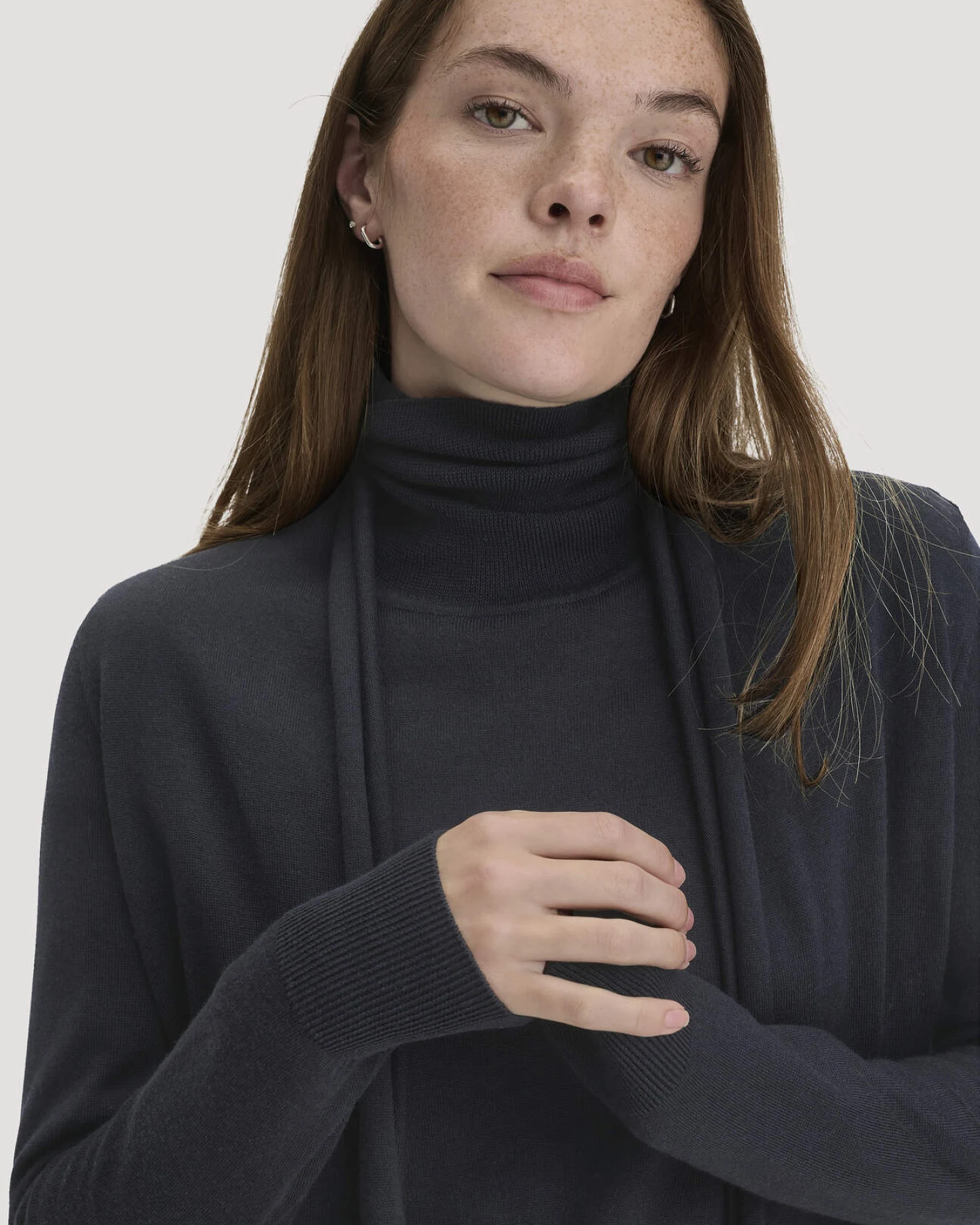hessnatur Damen Strickjacke Regular aus Bio-Merinowolle - blau - Größe XL – Ansicht 4