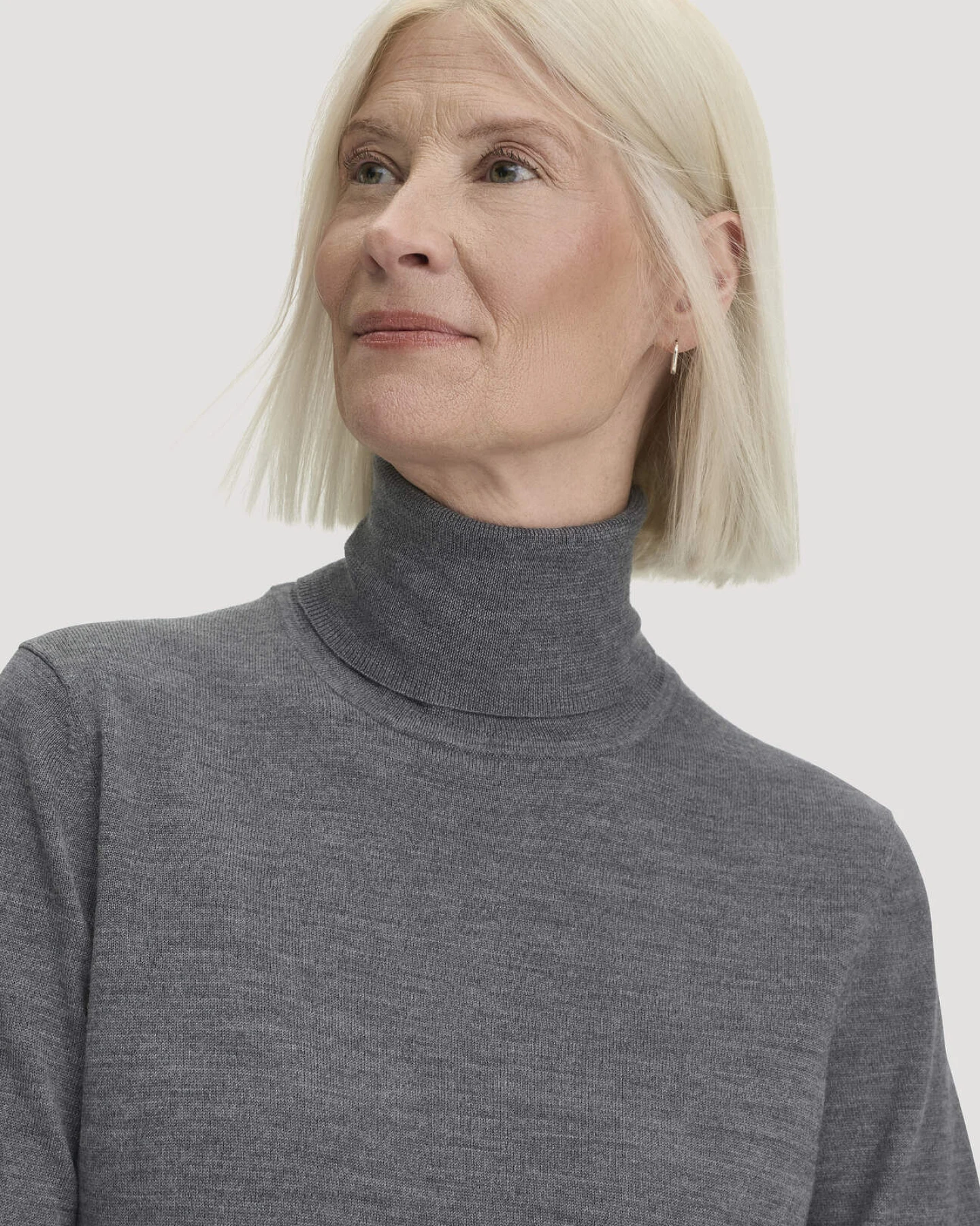 hessnatur Damen Rollkragenpullover Relaxed aus Bio-Merinowolle - grau - Größe S – Ansicht 4