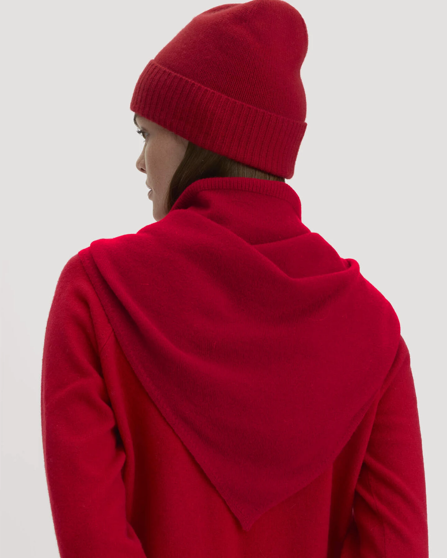 hessnatur Damen Dreieckstuch BETTER RECYCLING aus Cashmere - rot - Größe 57x125 cm – Ansicht 2