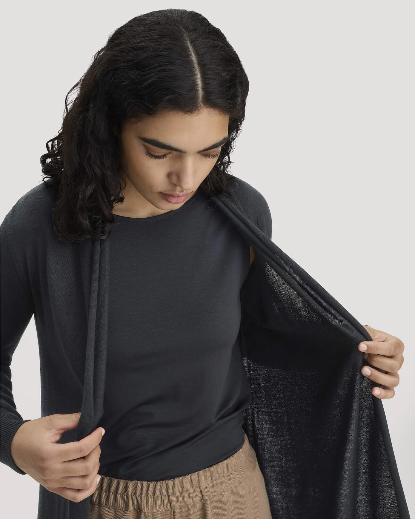 hessnatur Damen Strickjacke Regular aus Bio-Merinowolle - schwarz - Größe XL – Ansicht 4