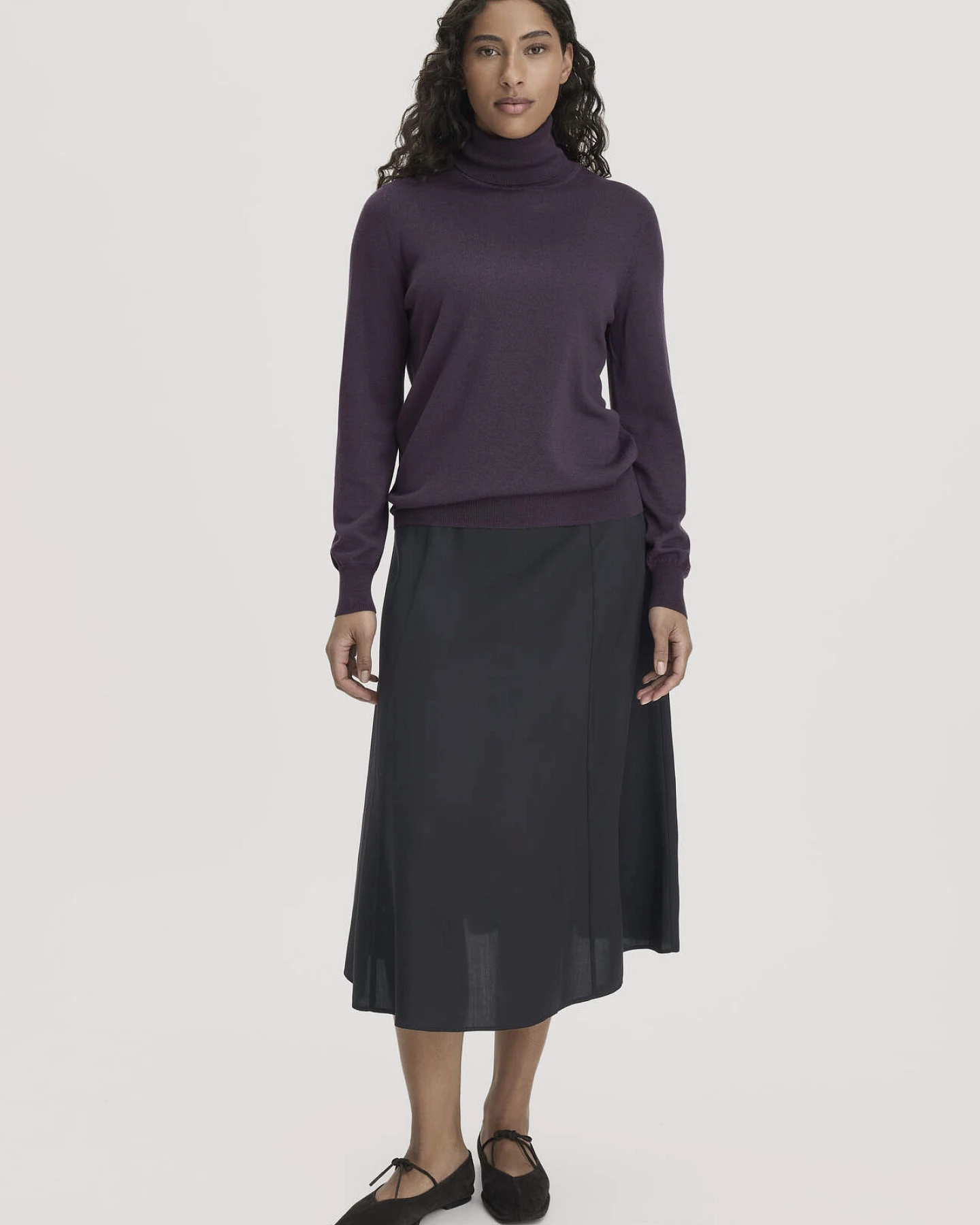 hessnatur Damen Rollkragenpullover Relaxed aus Bio-Merinowolle - lila - Größe XL – Ansicht 2