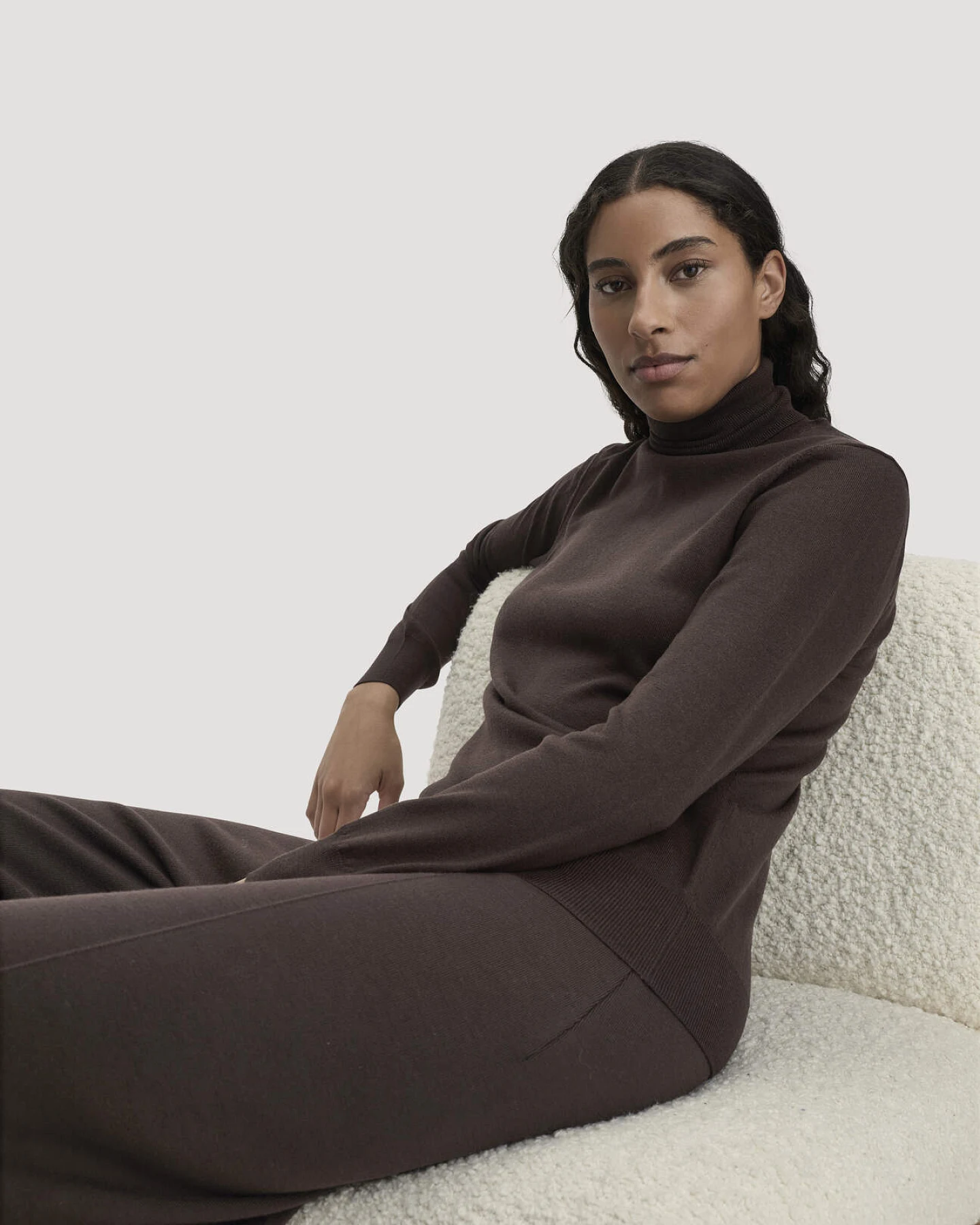 hessnatur Damen Rollkragenpullover Relaxed aus Bio-Merinowolle - braun - Größe M – Ansicht 4
