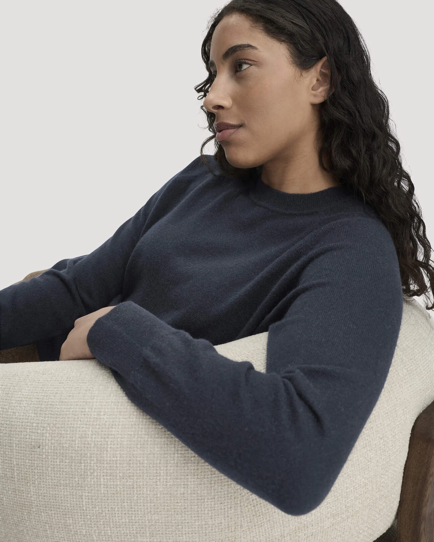 hessnatur Damen Pullover Relaxed BETTER RECYCLING aus Cashmere mit Recycling-Anteil - blau - Größe L – Ansicht 4